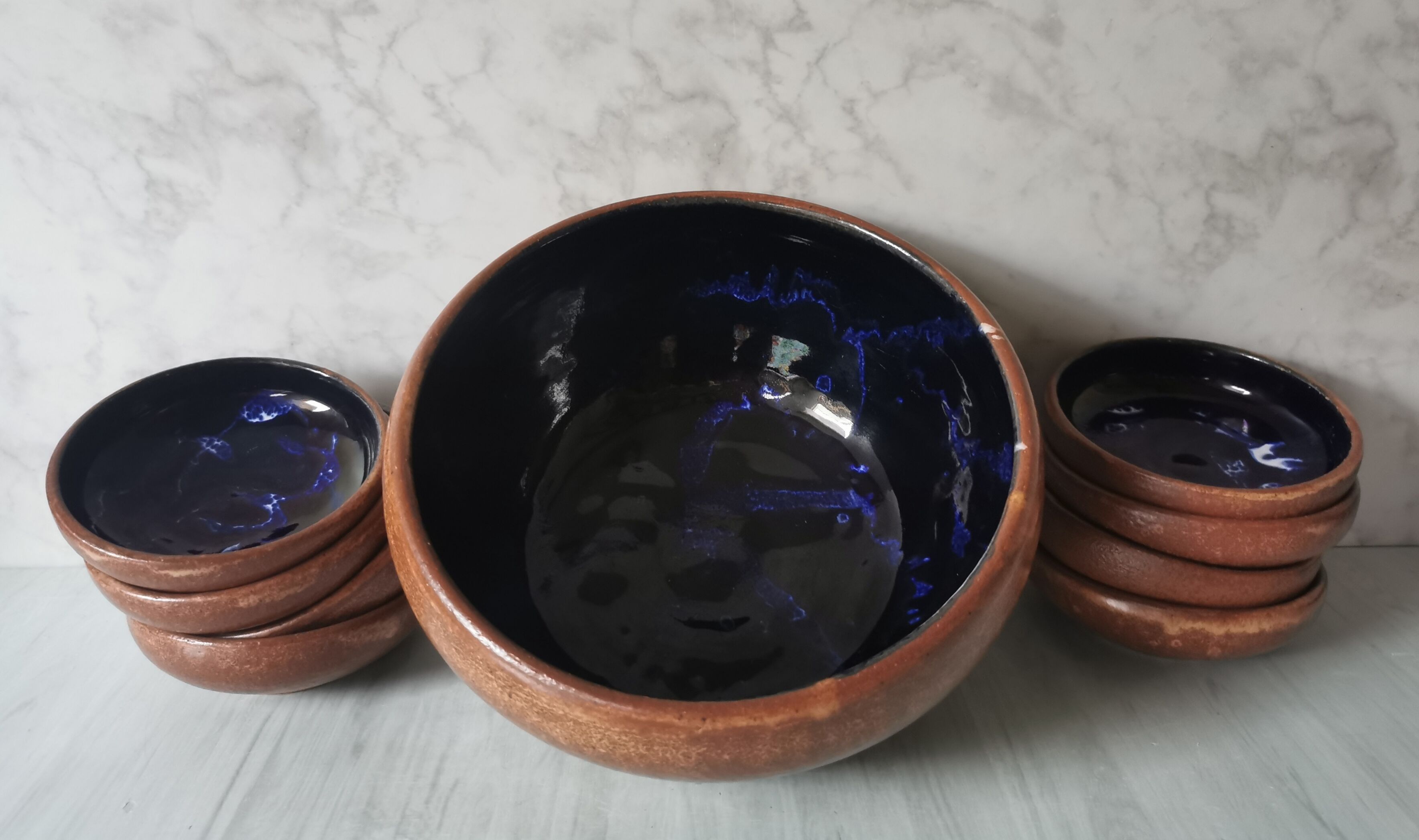 Salad bowl and enamelled sandstone cups