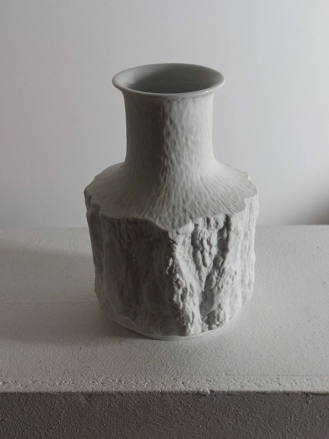 Vase en biscuit de porcelaine Bareuther, milieu XXème