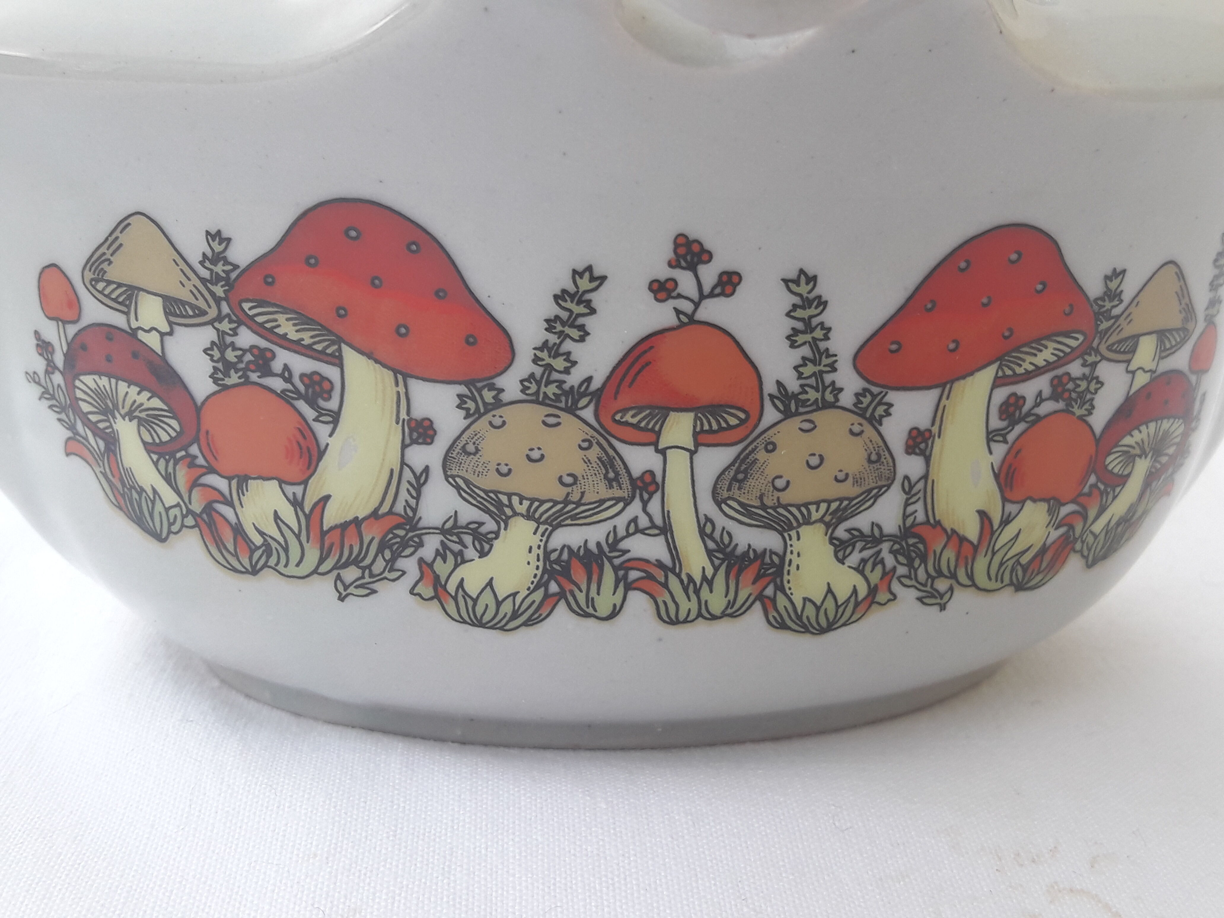 Saucière gras maigre  en grès émaillé décor champignons L 18 cm