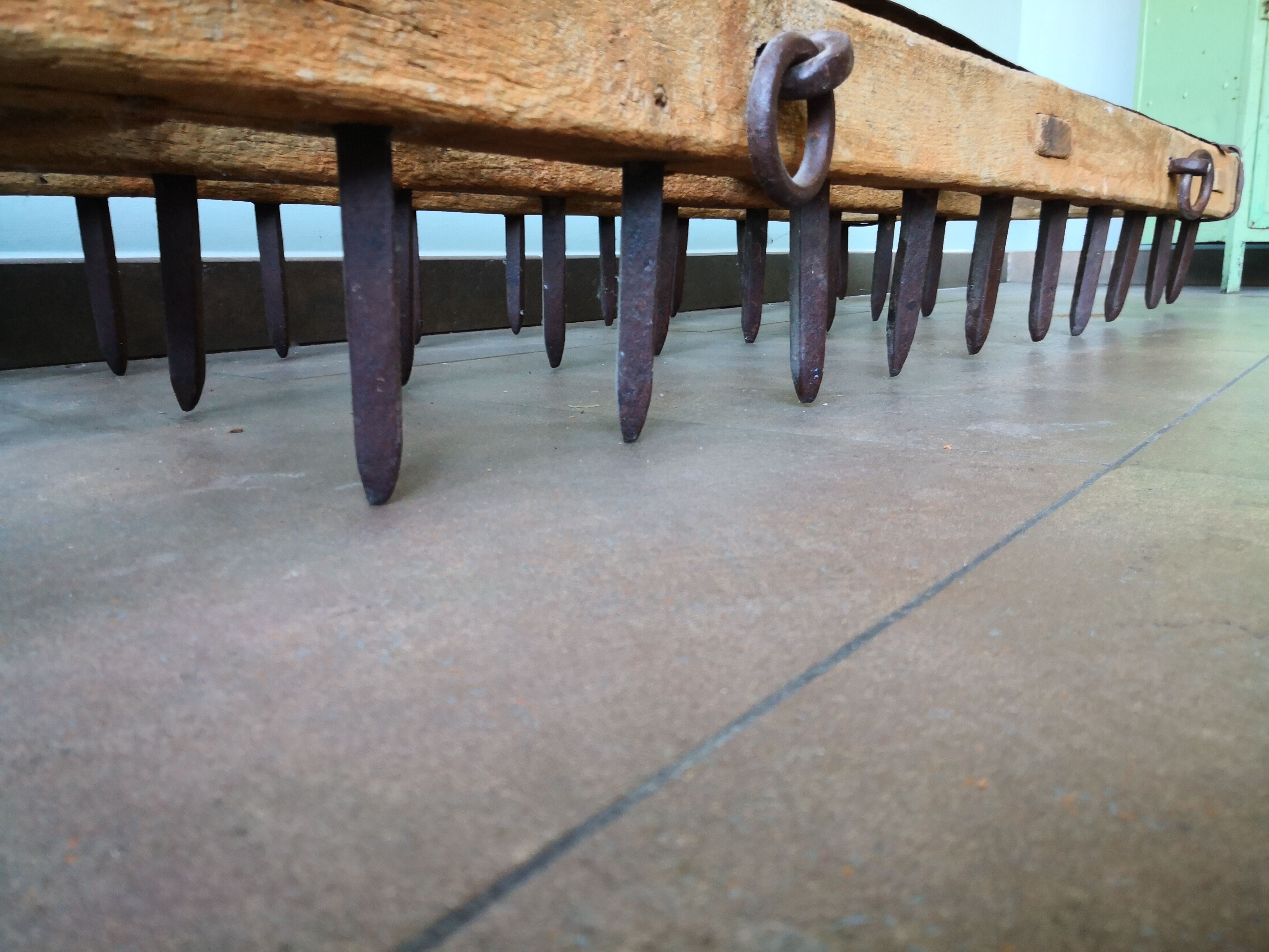 Table basse, herse agricole