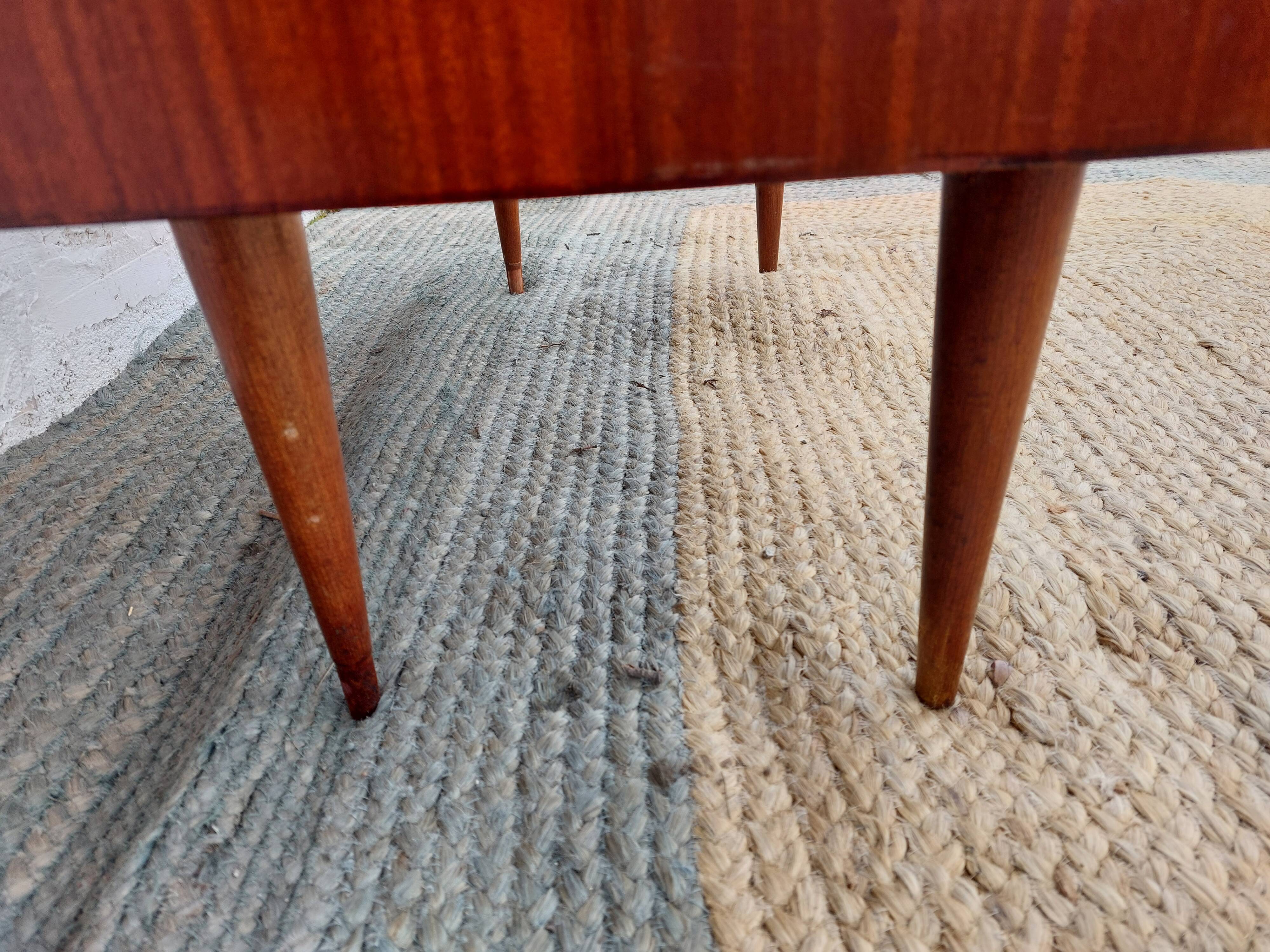 Vintage tapered leg chest of drawers