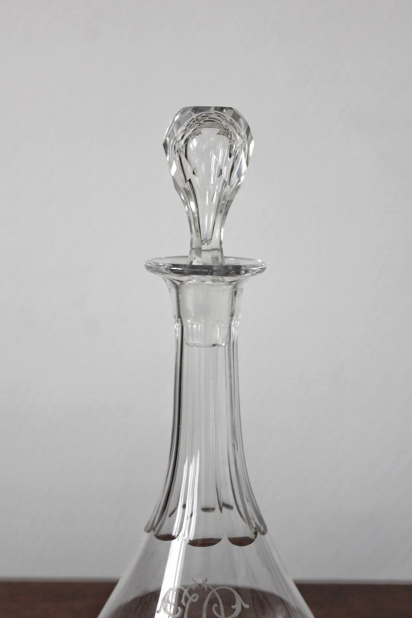 Carafe à liqueur ancienne en cristal monogramme gravé et côtes plates
