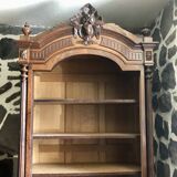 Bibliothèque en bois ancienne avec fronton