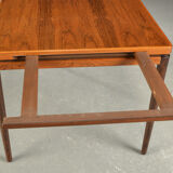 Scandinavian extendable table
