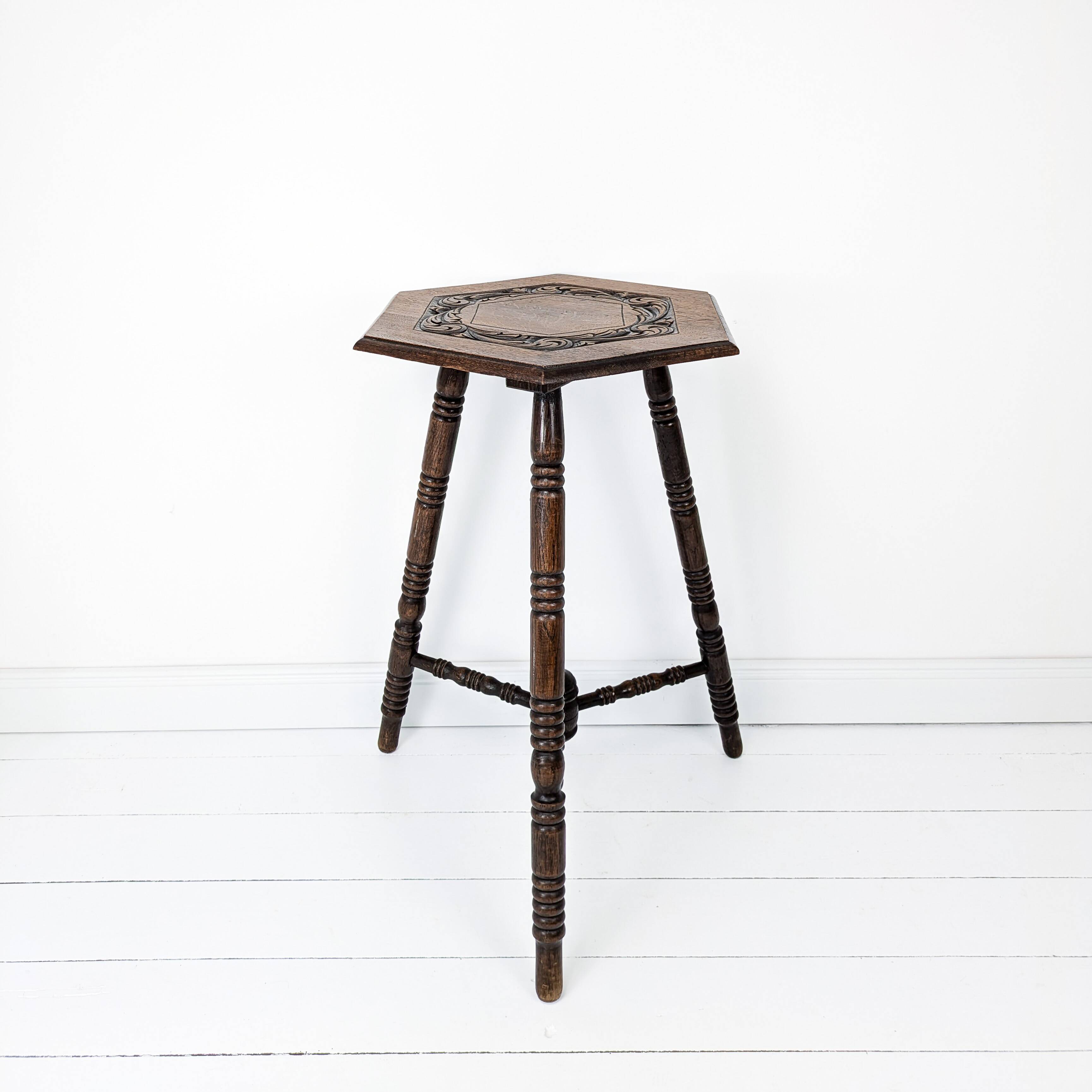 Vintage Table d'Appoint Tripode Polygone Sculpté à la main Tourné en bois massif Travail manuel Grün