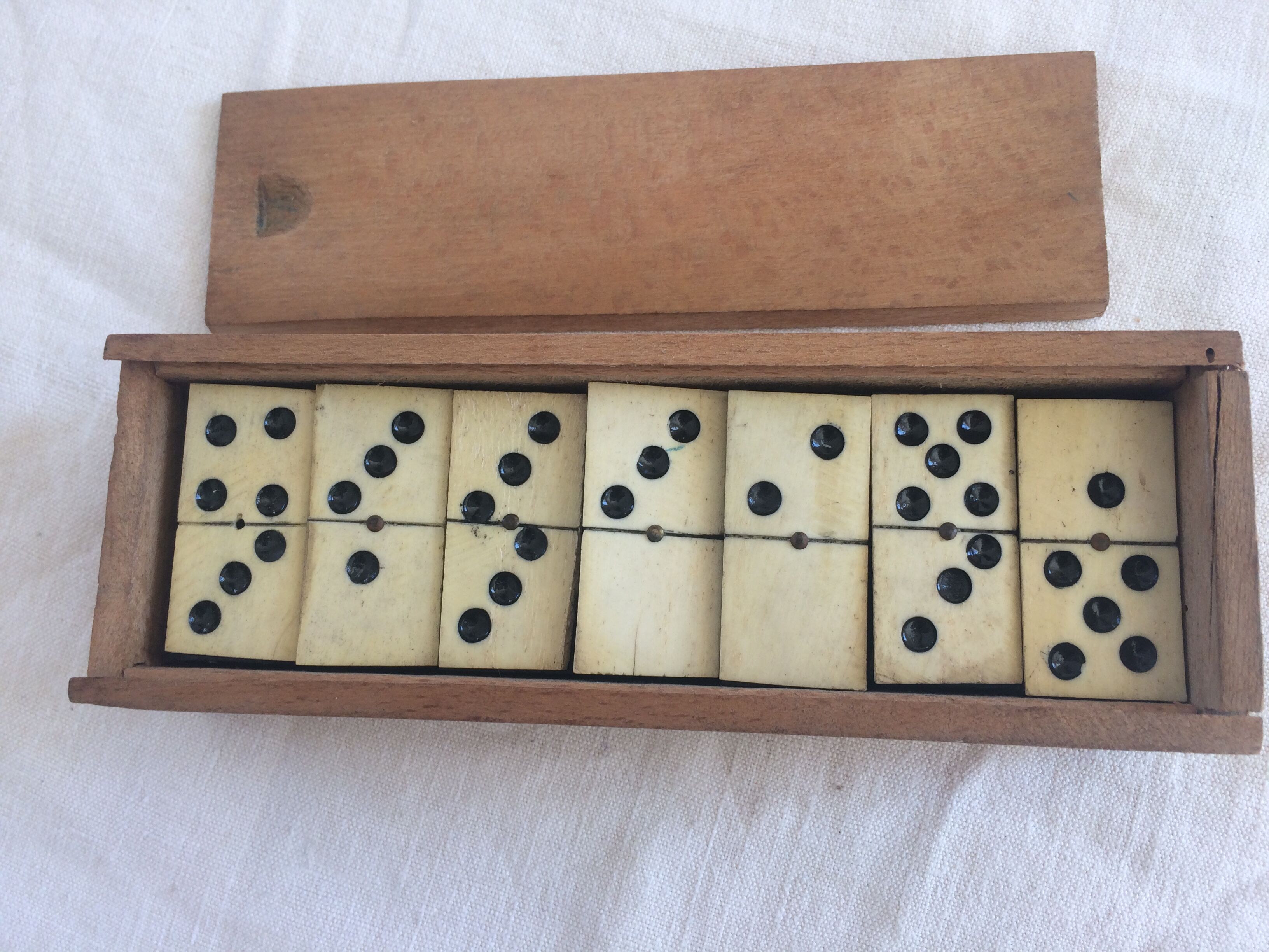 Box old dominos. Dominoes in os.