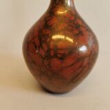 Vase mince avec finition métallique.