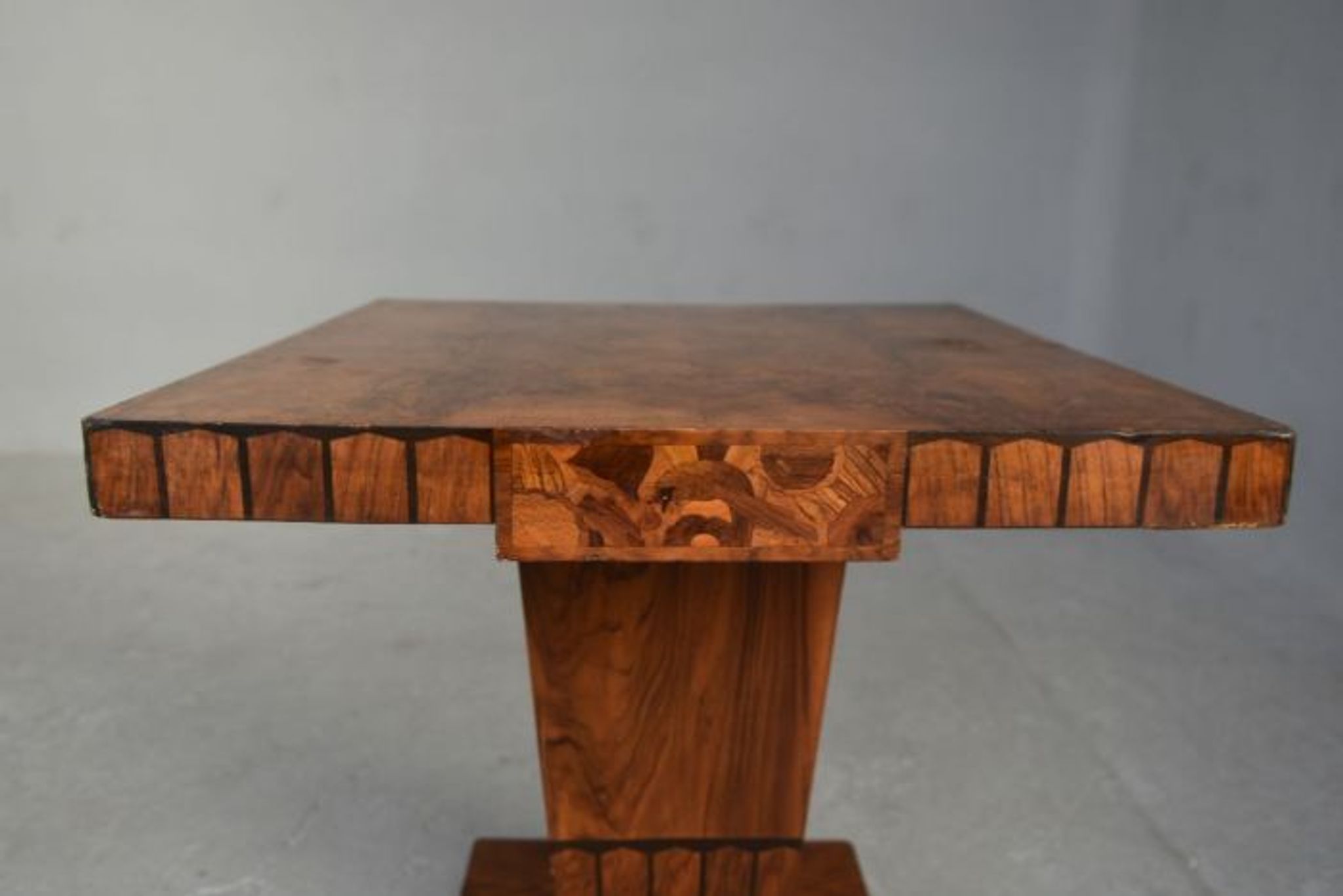 Guéridon carré Art déco 1930 marqueté de noyer