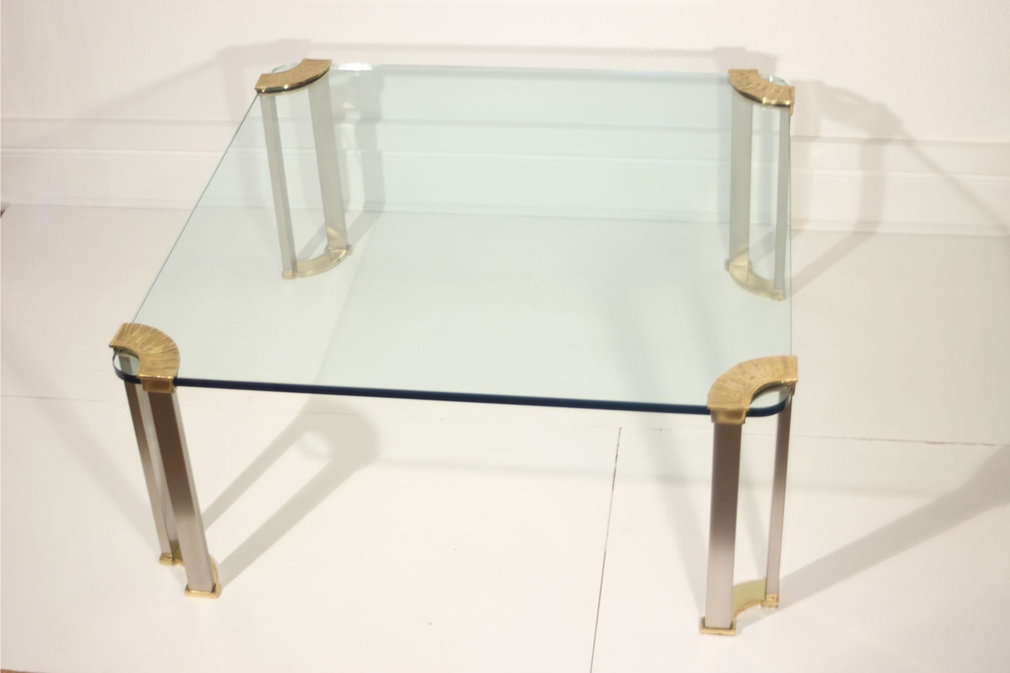 Table basse en bronze & verre trempé par Peter Ghyczy, 1970s