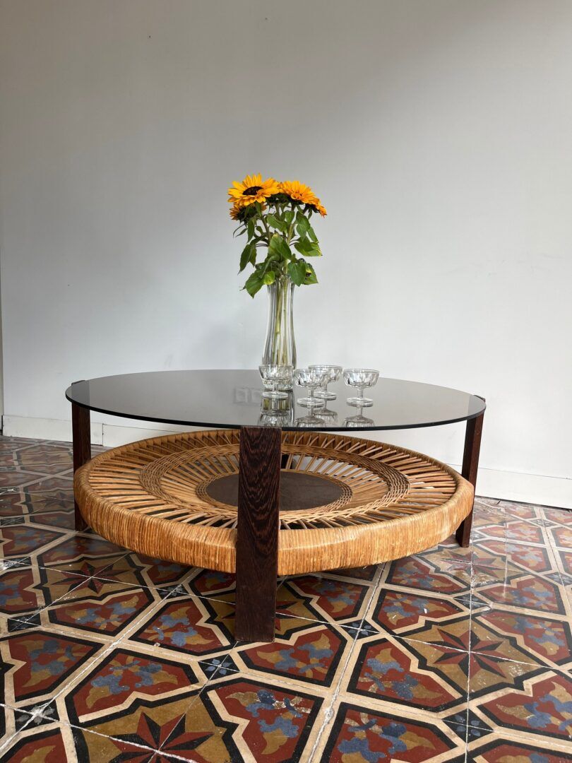 Table basse en verre fumé et rotin