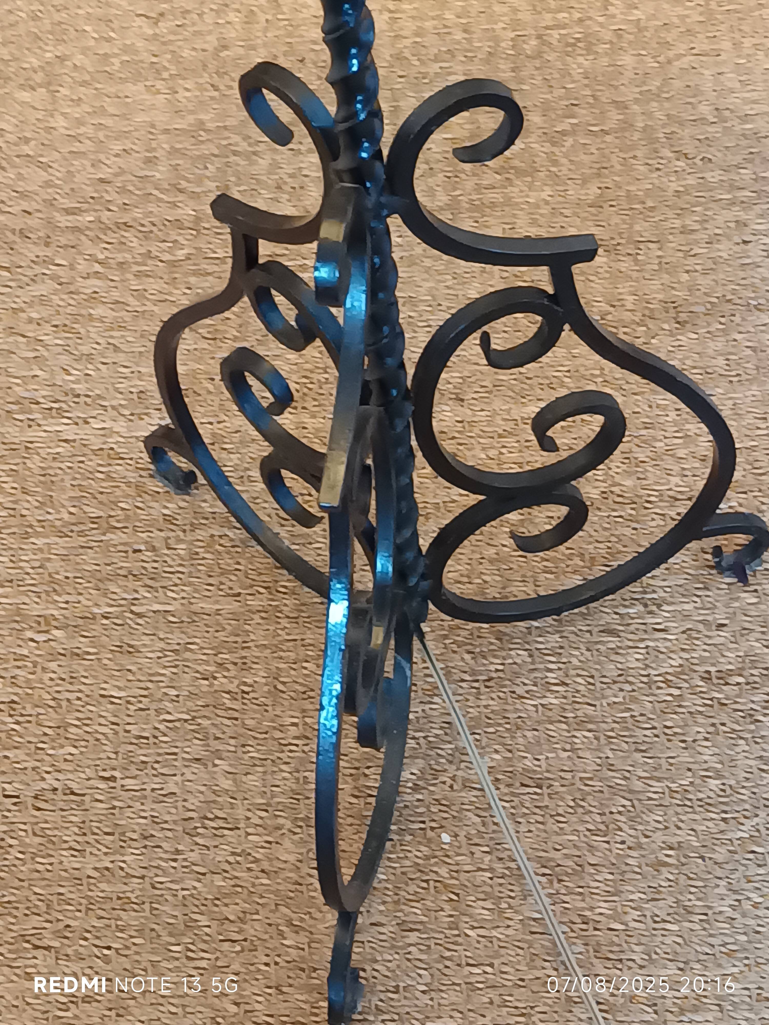 Lampadaire en fer forgé de qualité travail artisanal