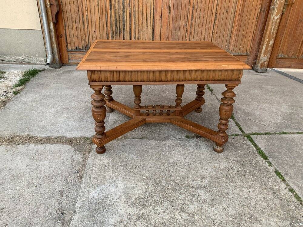 Table à manger sculptée hongroise en bois marron, vers 1890 — plateau carré, pieds tournés et croisillons sculptés