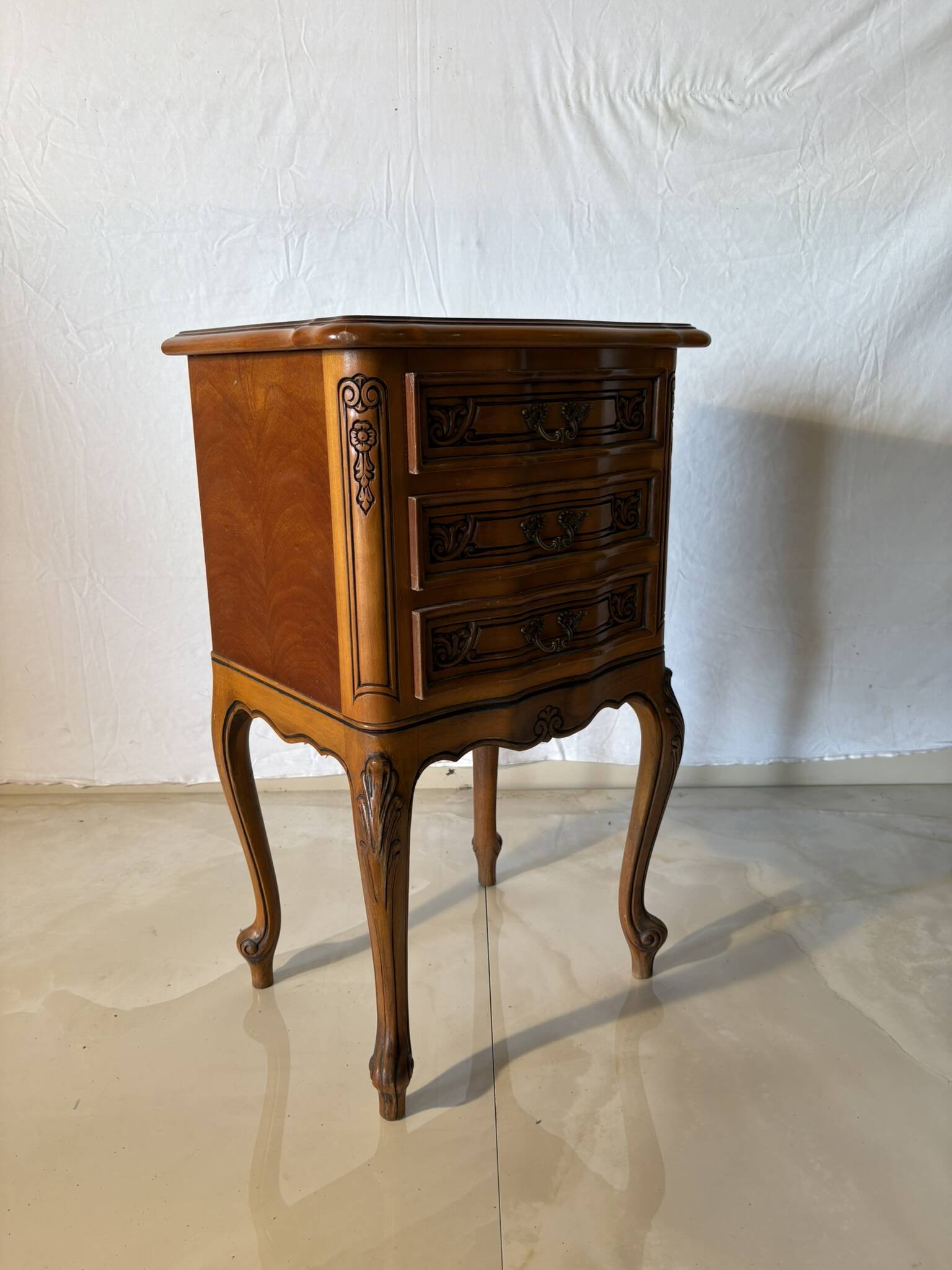 Louis XV style bedside table or chest of drawers – 3 carved drawers