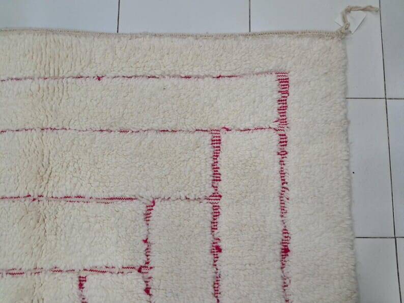 Tapis berbère marocain d’atlas avec magnifique dessin taille 150/250 cm