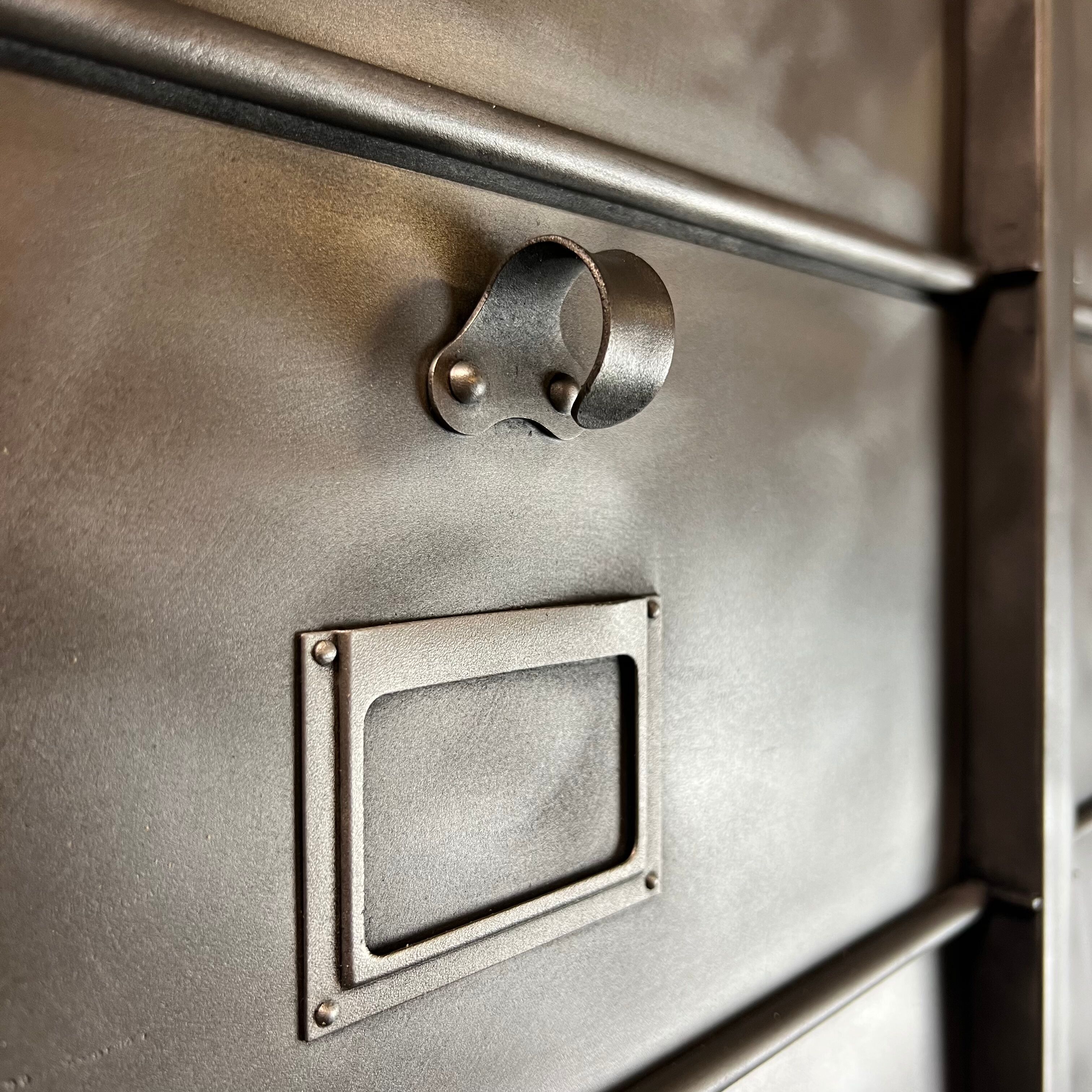 Strafor 3-column clamshell cabinet