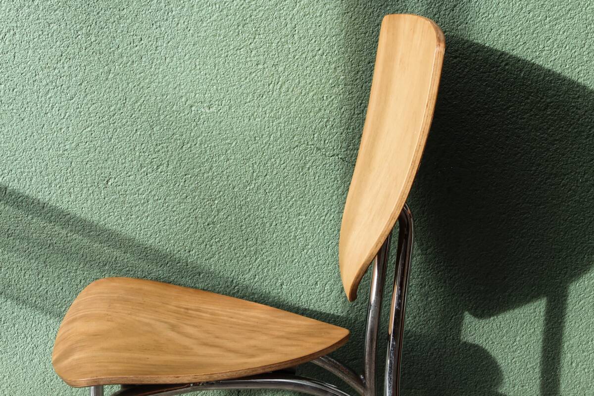 Set of two pairs of vintage 1970s chairs, in chrome metal and beech.