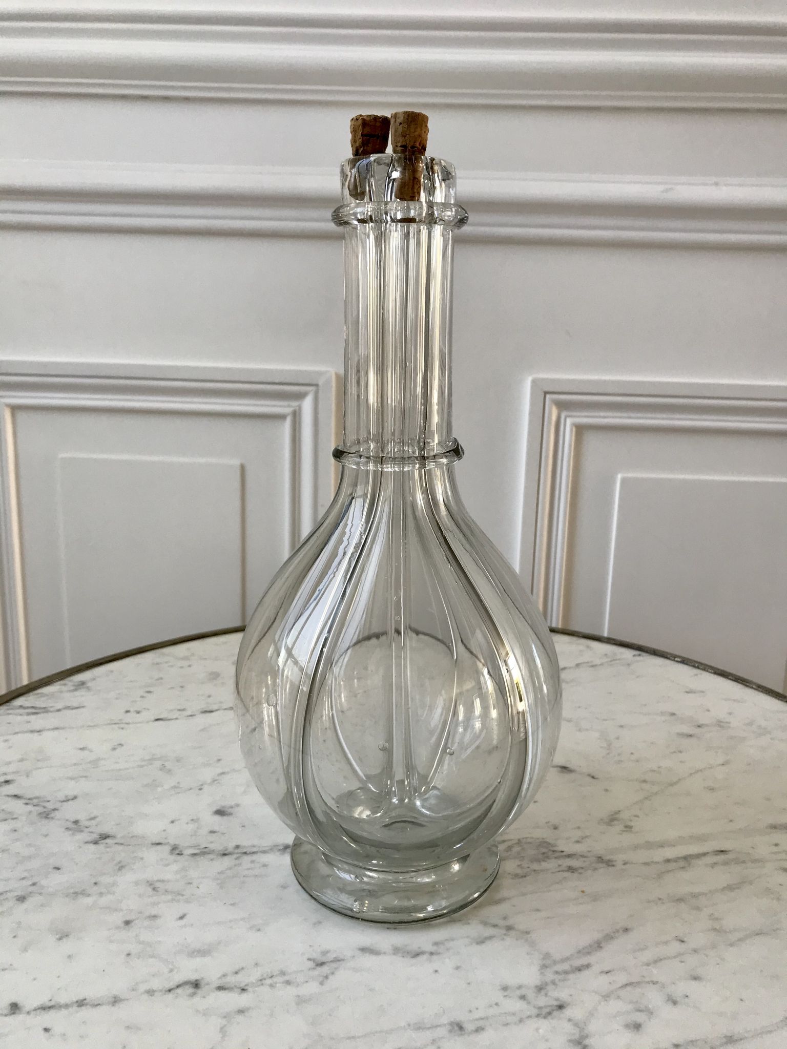 Carafe à liqueur à compartiments en verre moulé début XXème