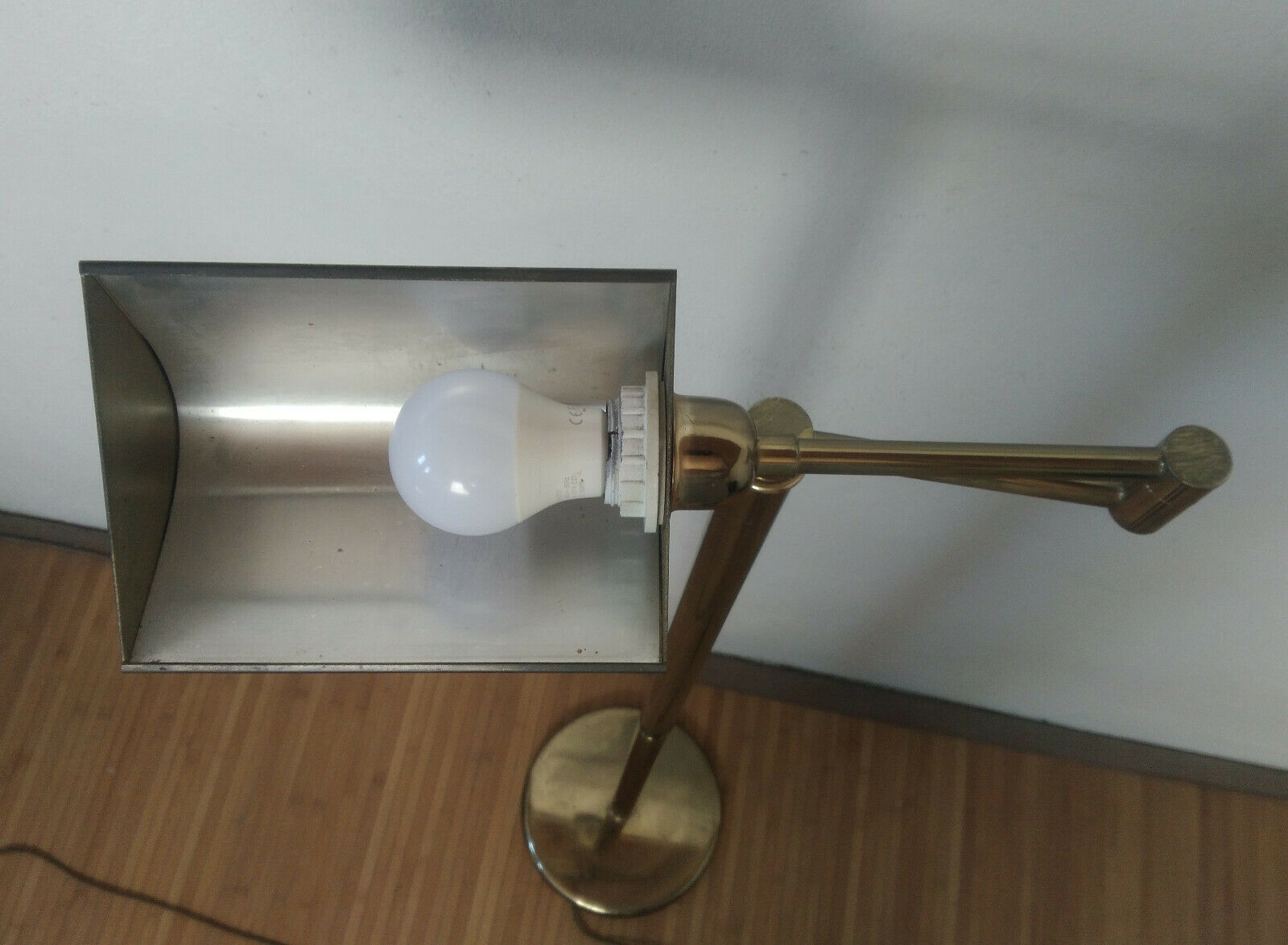 Articulated brass lamppost