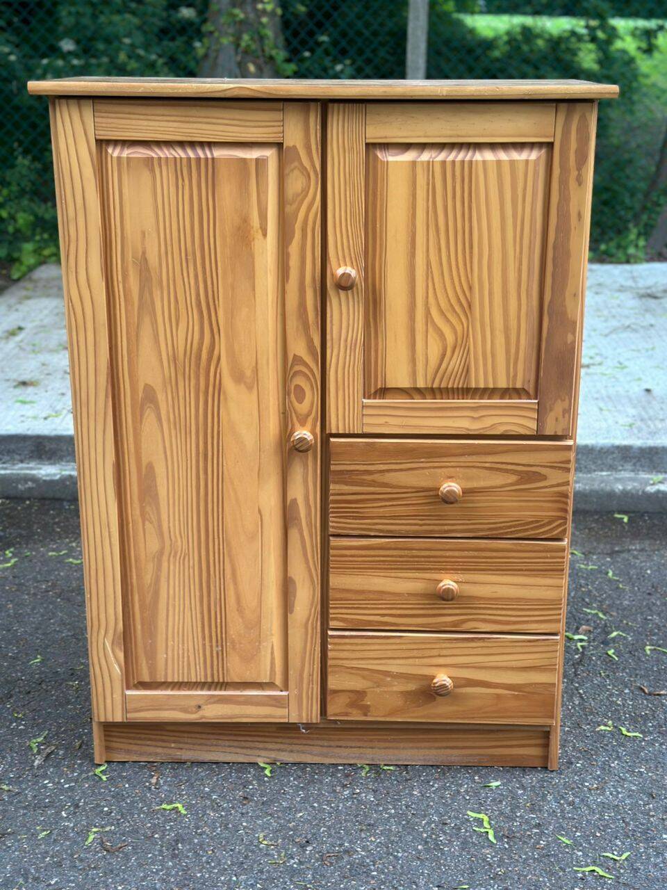 Vintage Scandinavian chest of drawers in solid pine from the 1980s.