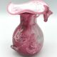 Vase en verre soufflé main nuance rose à décor sculptural de feuilles