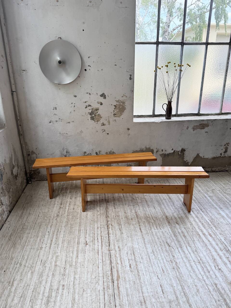 Paire de bancs en pin Charlotte Perriand Les arcs