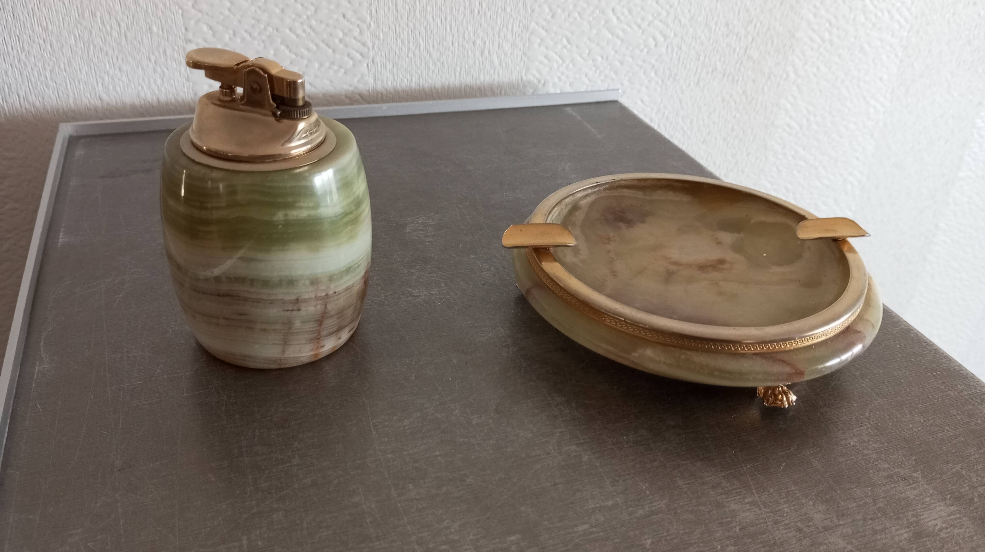 Ashtray and lighter in perfect condition made of onyx.