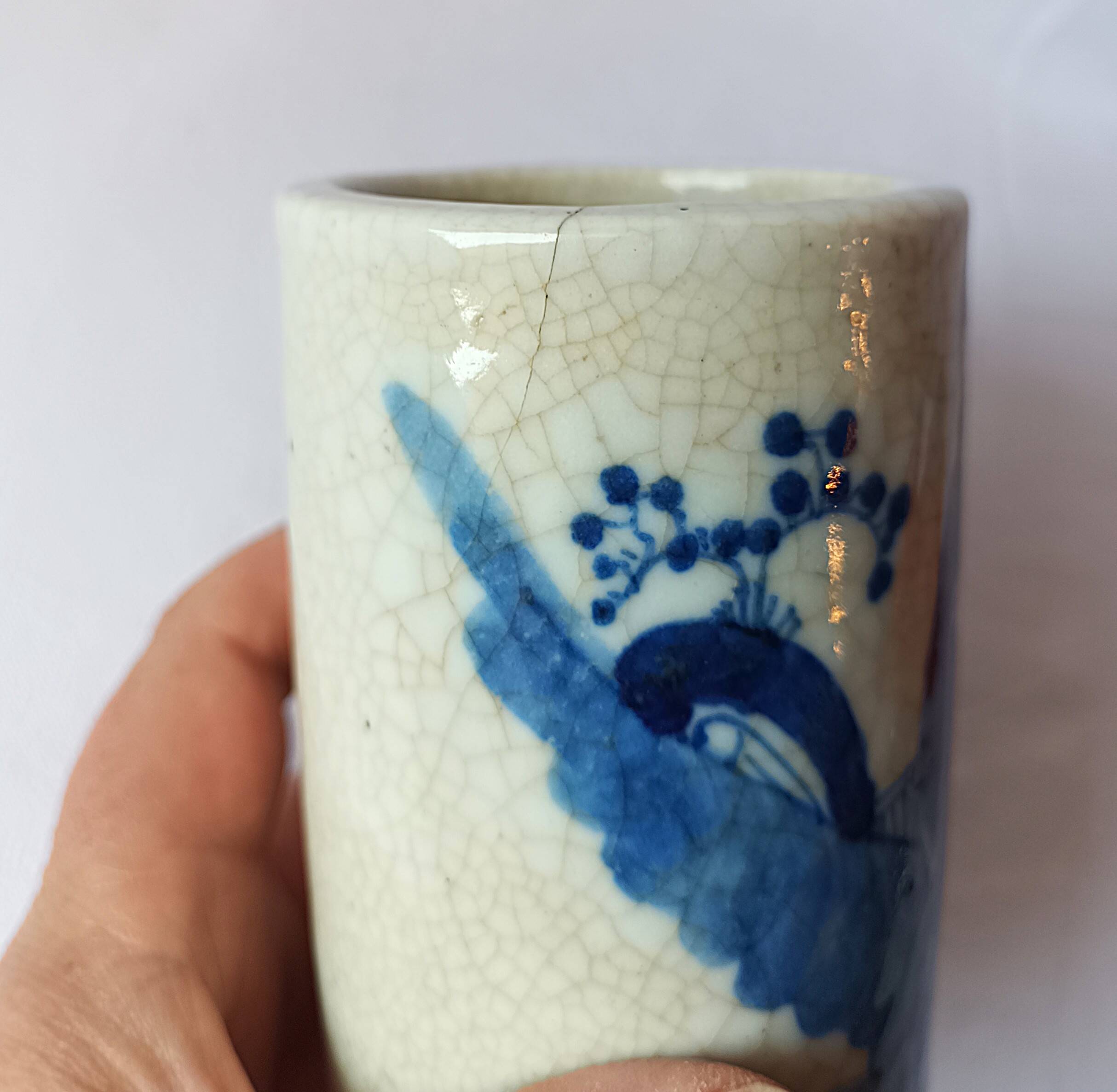 Antique cylindrical Bitong vase, cracked blue and white ceramic, China, late 19th century.