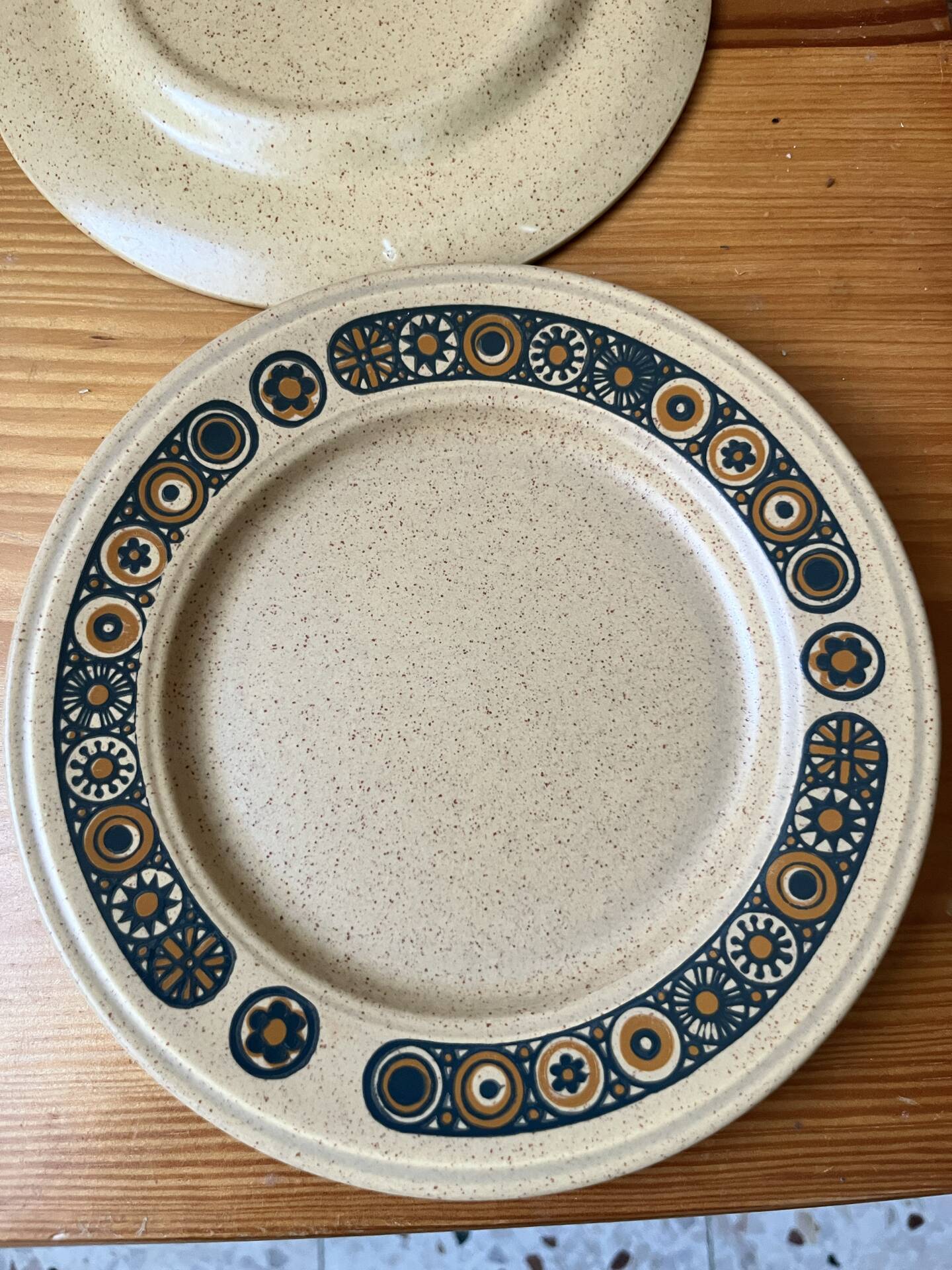 Série de 8 assiettes et 2 bols