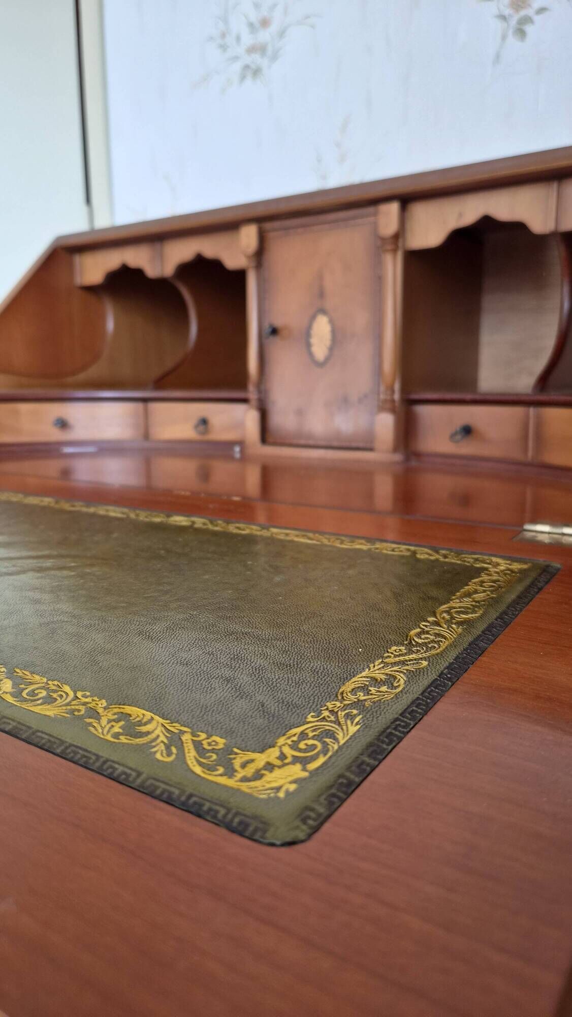 Georgian Secretary / Writing Desk in Mahogany and Green-Gold Leather - Very Good Condition