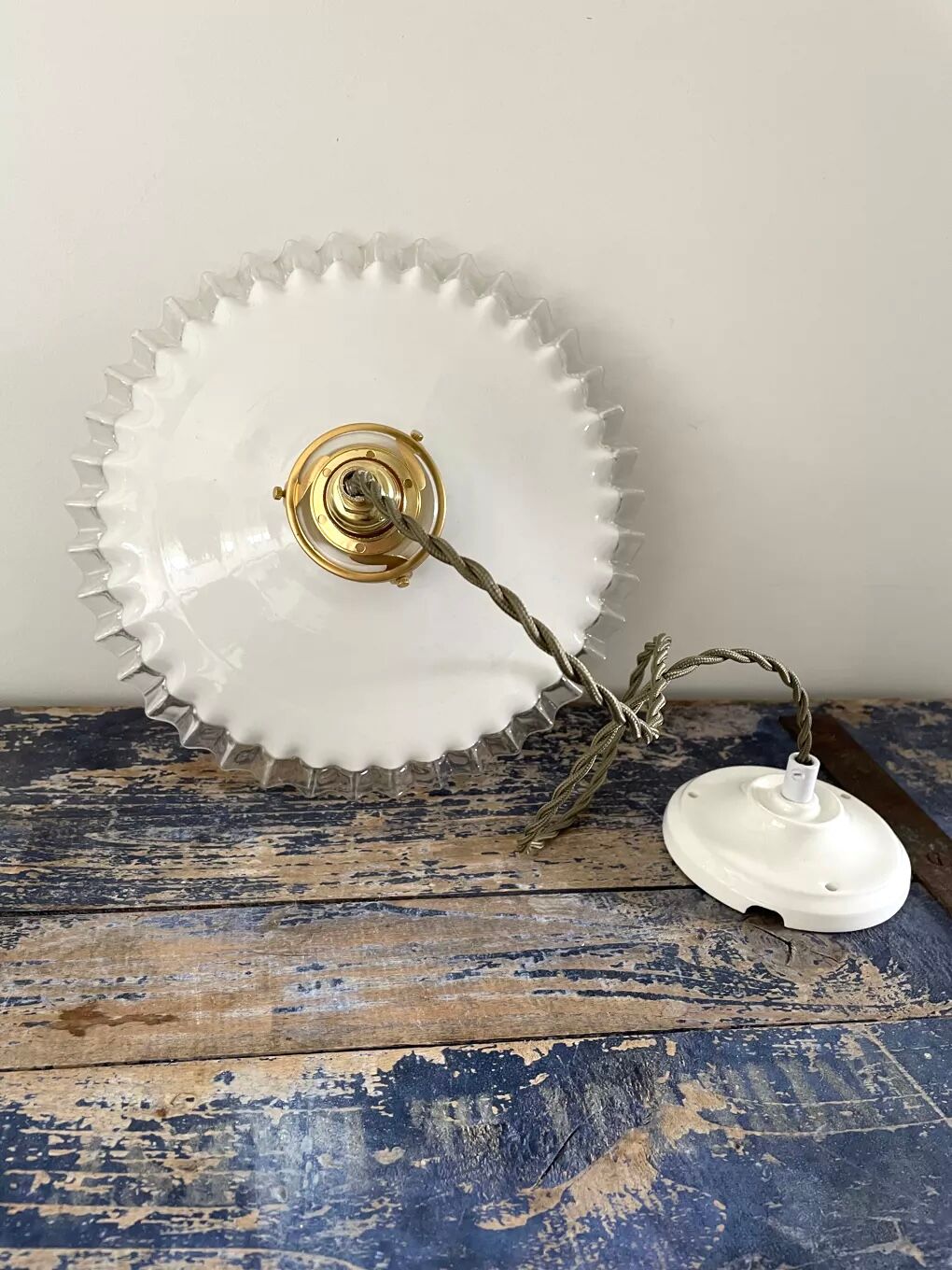 Set of two white opaline suspensions