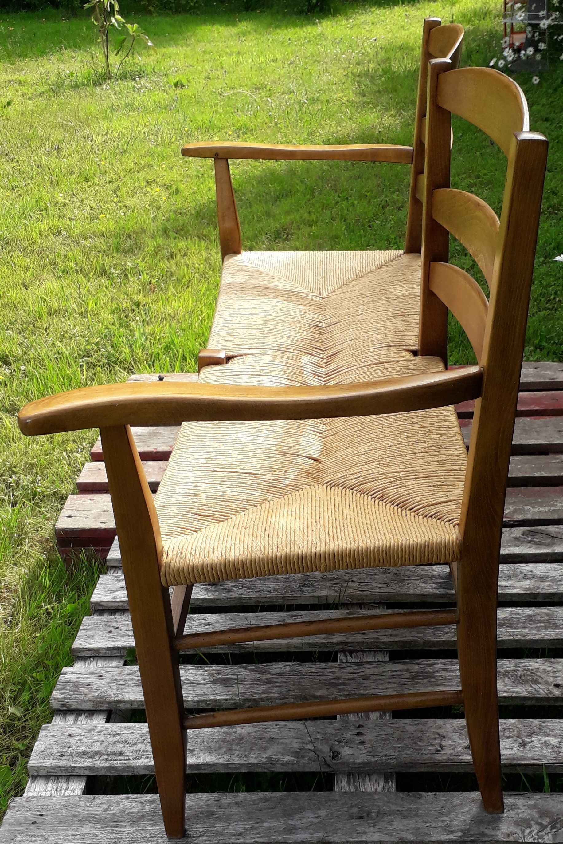Wood and straw Picard bench