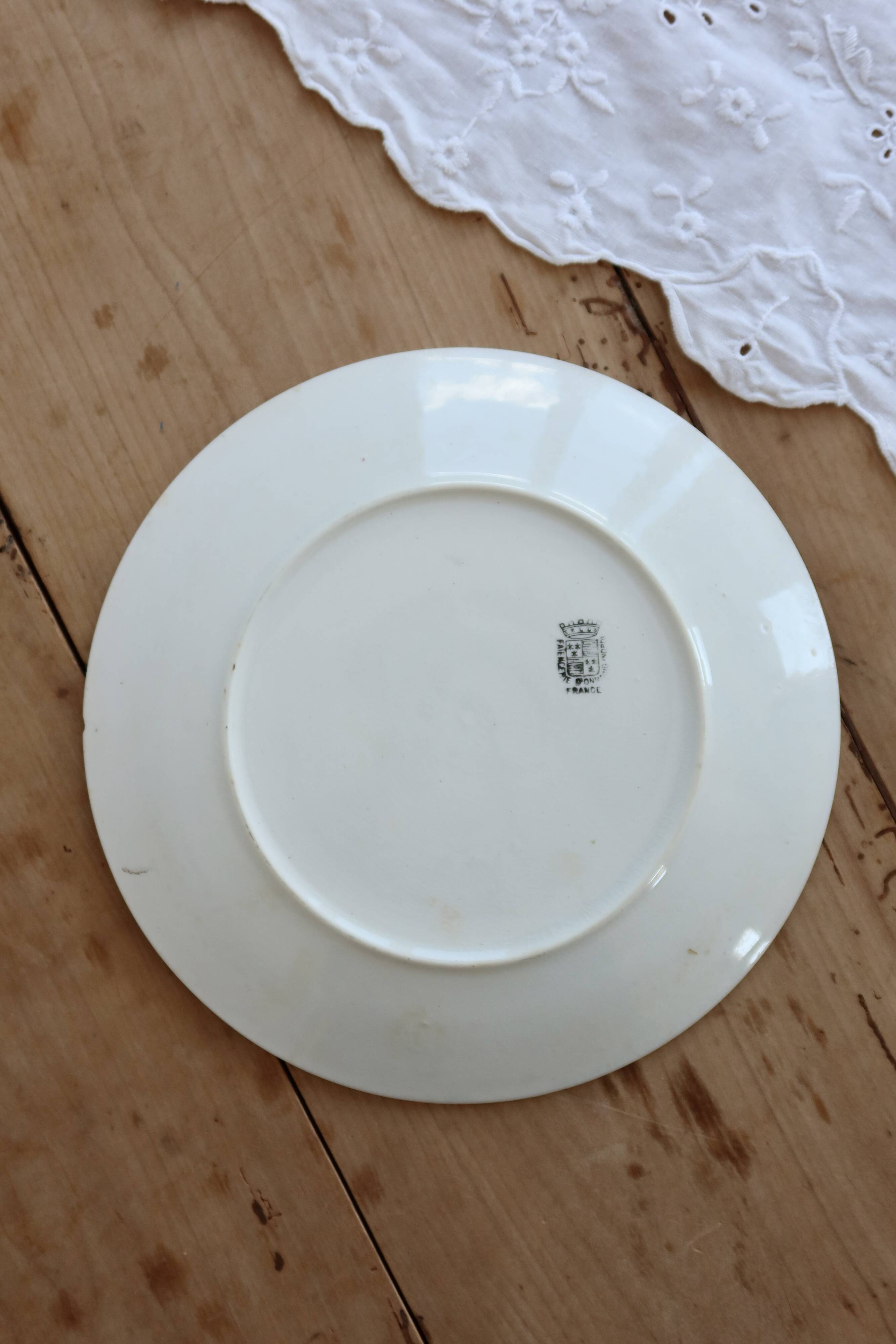 Assiette à dessert vintage terre de fer Onnaing – Décor géométrique
