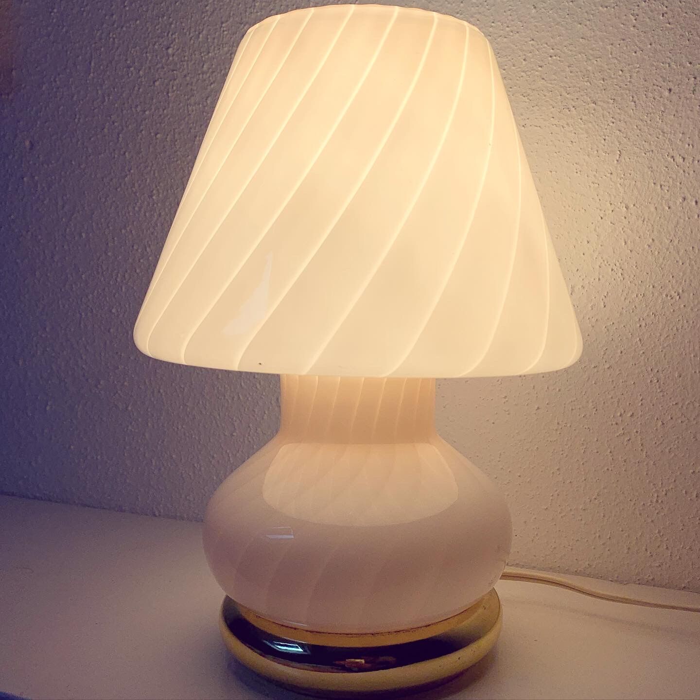 Mushroom table lamp made of pale pink murano glass