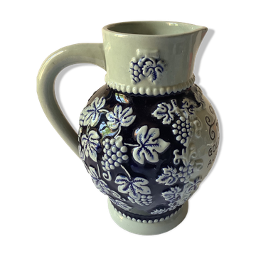 Pitcher in sandstone