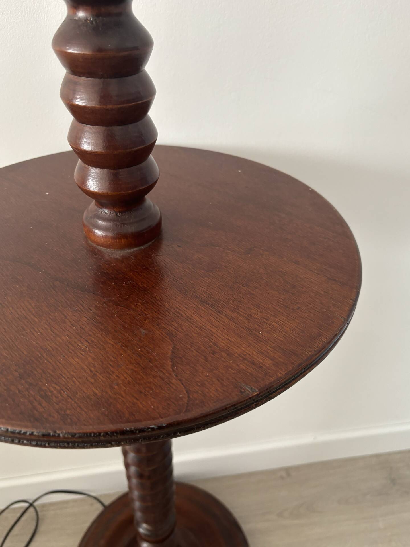 Lampadaire vintage en bois tourné avec tablette intégrée 