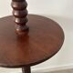 Lampadaire vintage en bois tourné avec tablette intégrée 