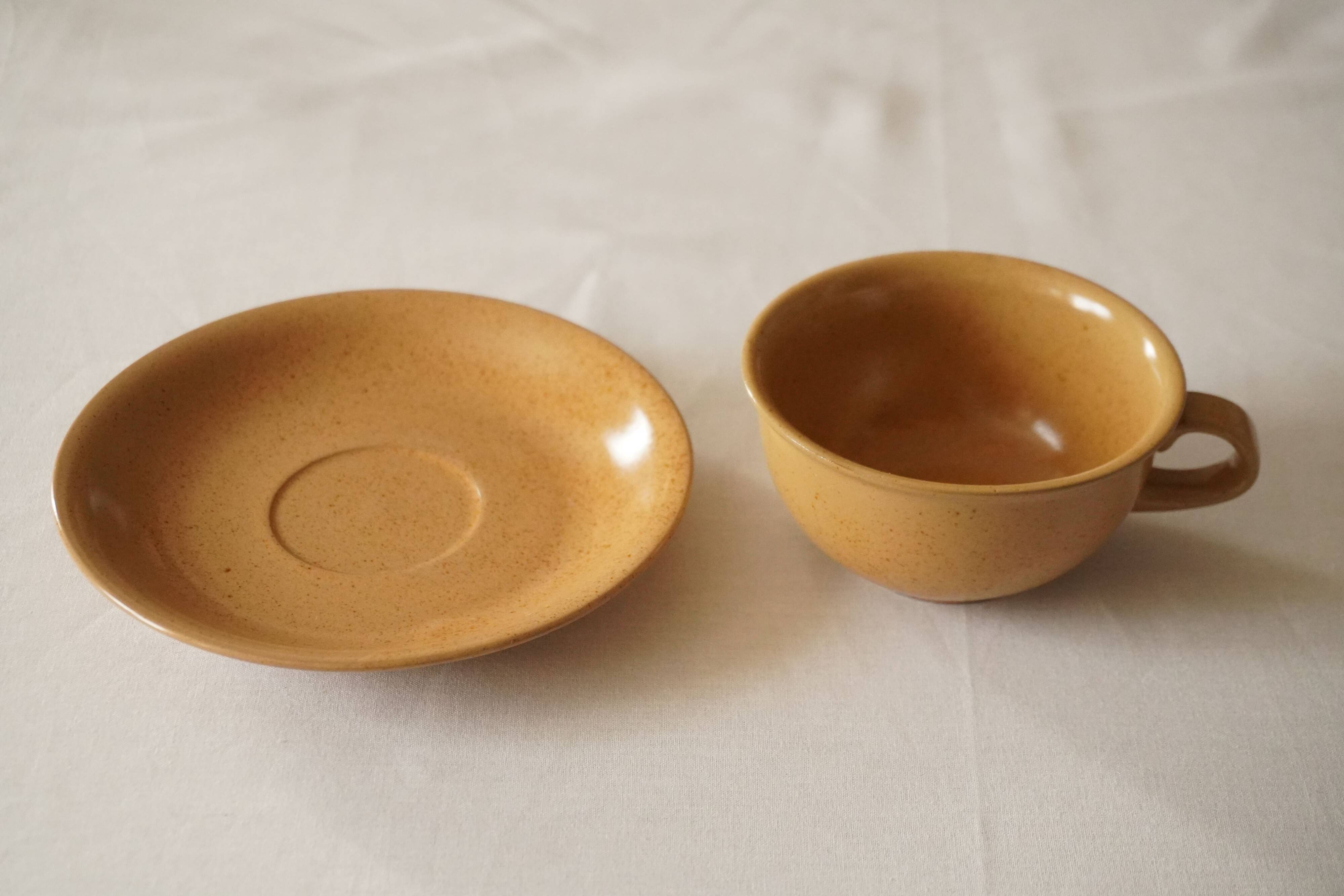 Lot de 2 tasses à thé et soucoupes en grès marron clair