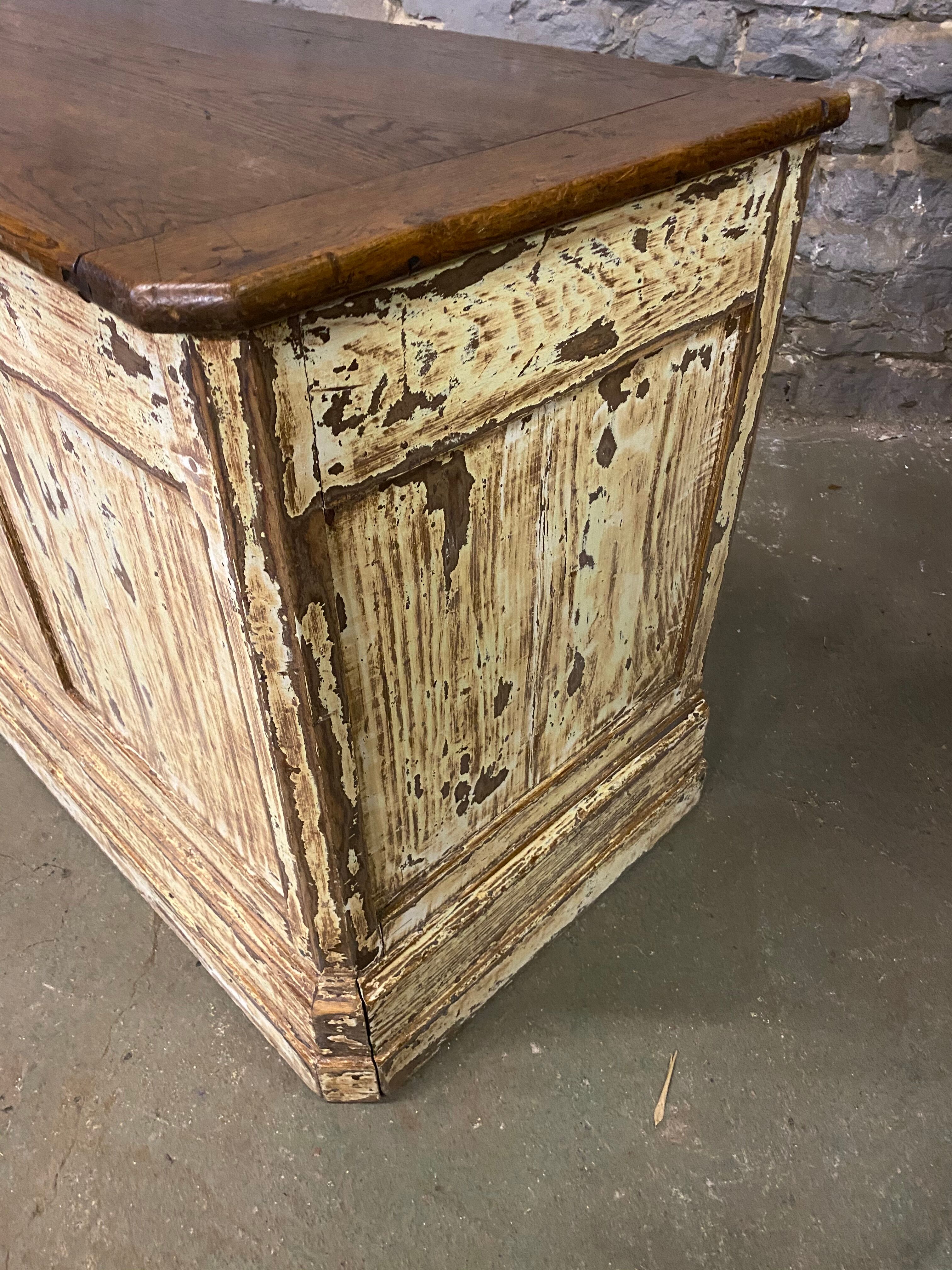 Ancien comptoir patiné