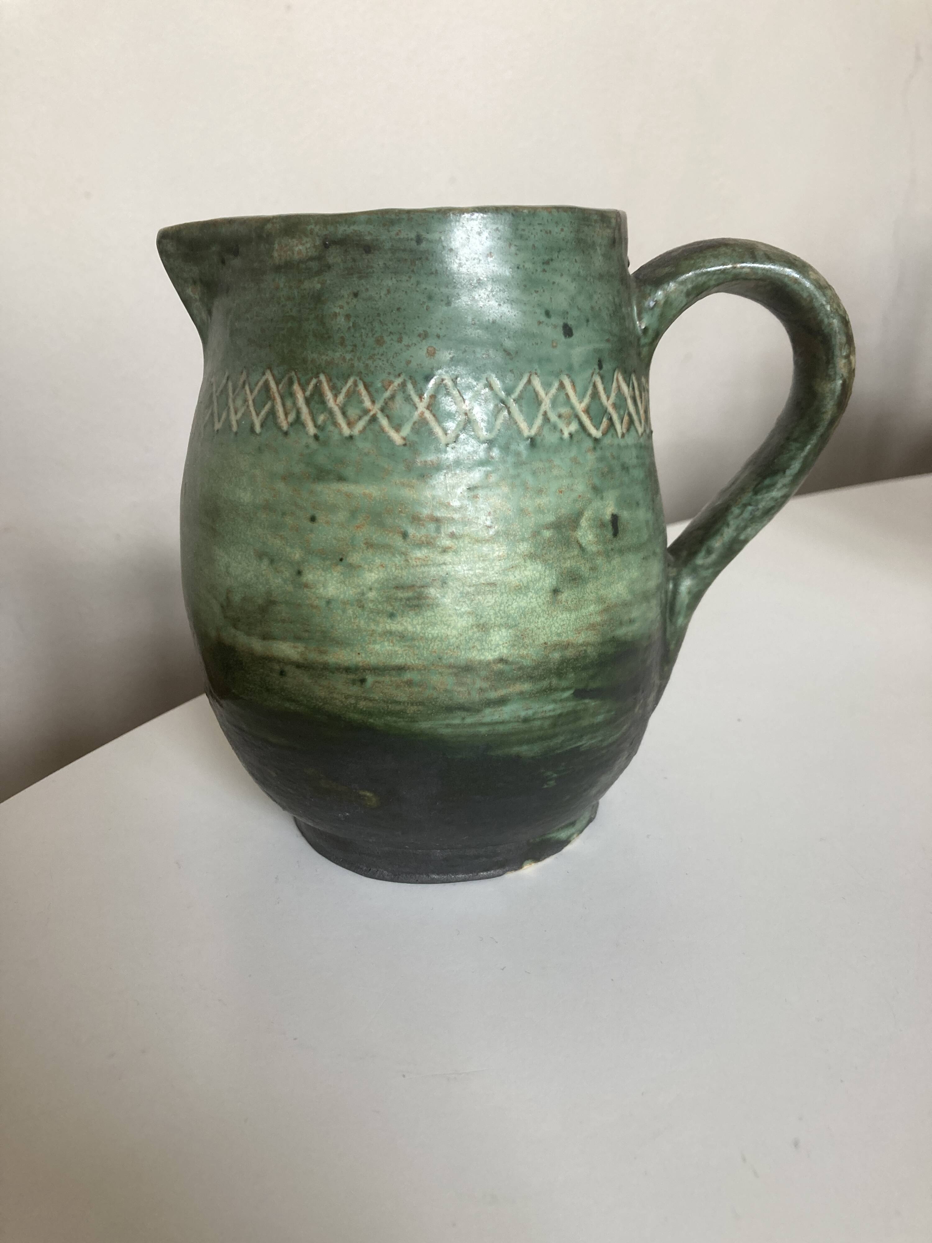 Pichet de potier vert sfumato scarifié 1960