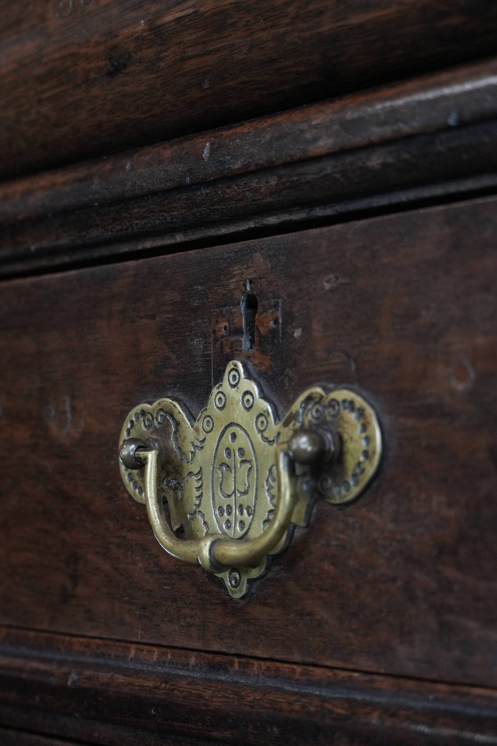 Unique commode anglaise antique du début du XVIIIe siècle