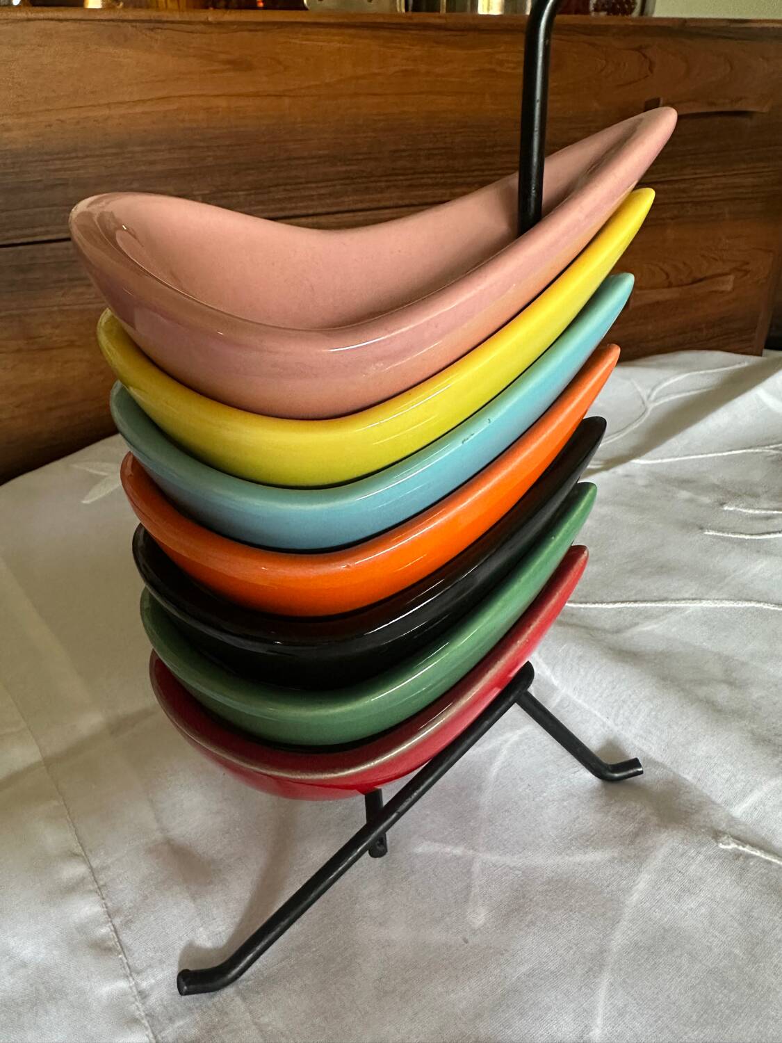 Complete set of 7 multicoloured vintage ceramic bowls.