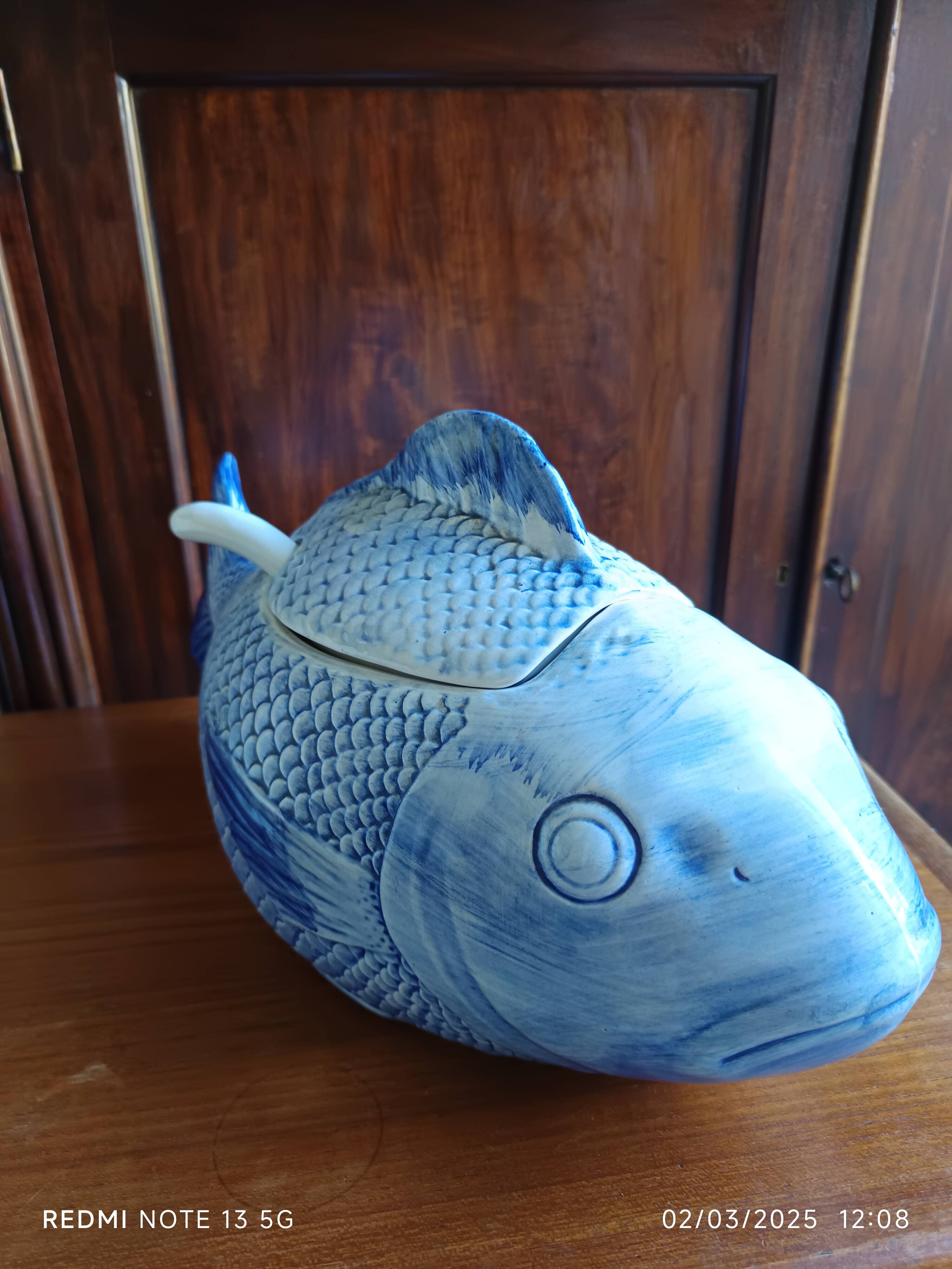 Fish-shaped slip tureen