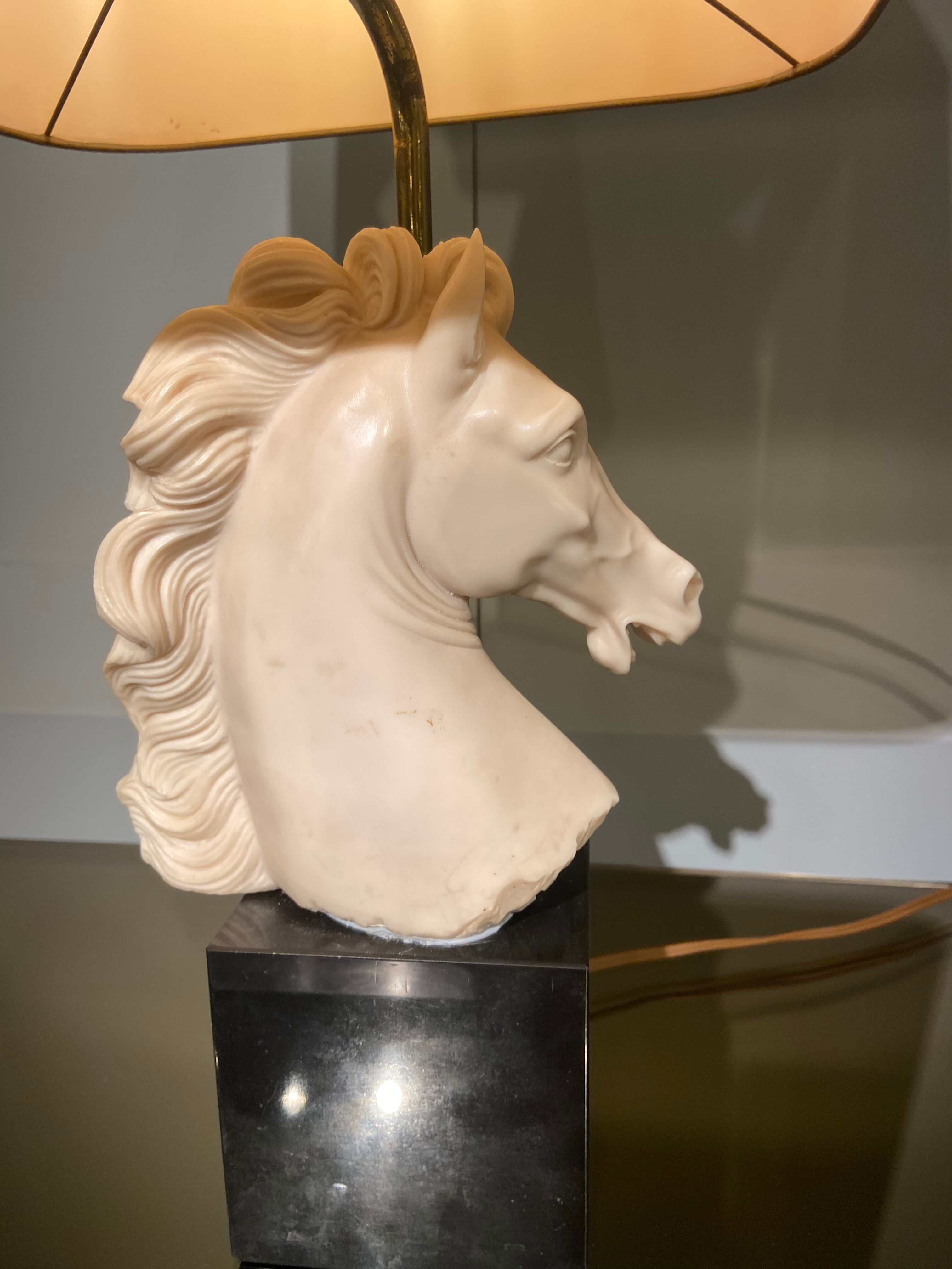 Vintage Neo Classic-style lamp in resin and golden lampshade