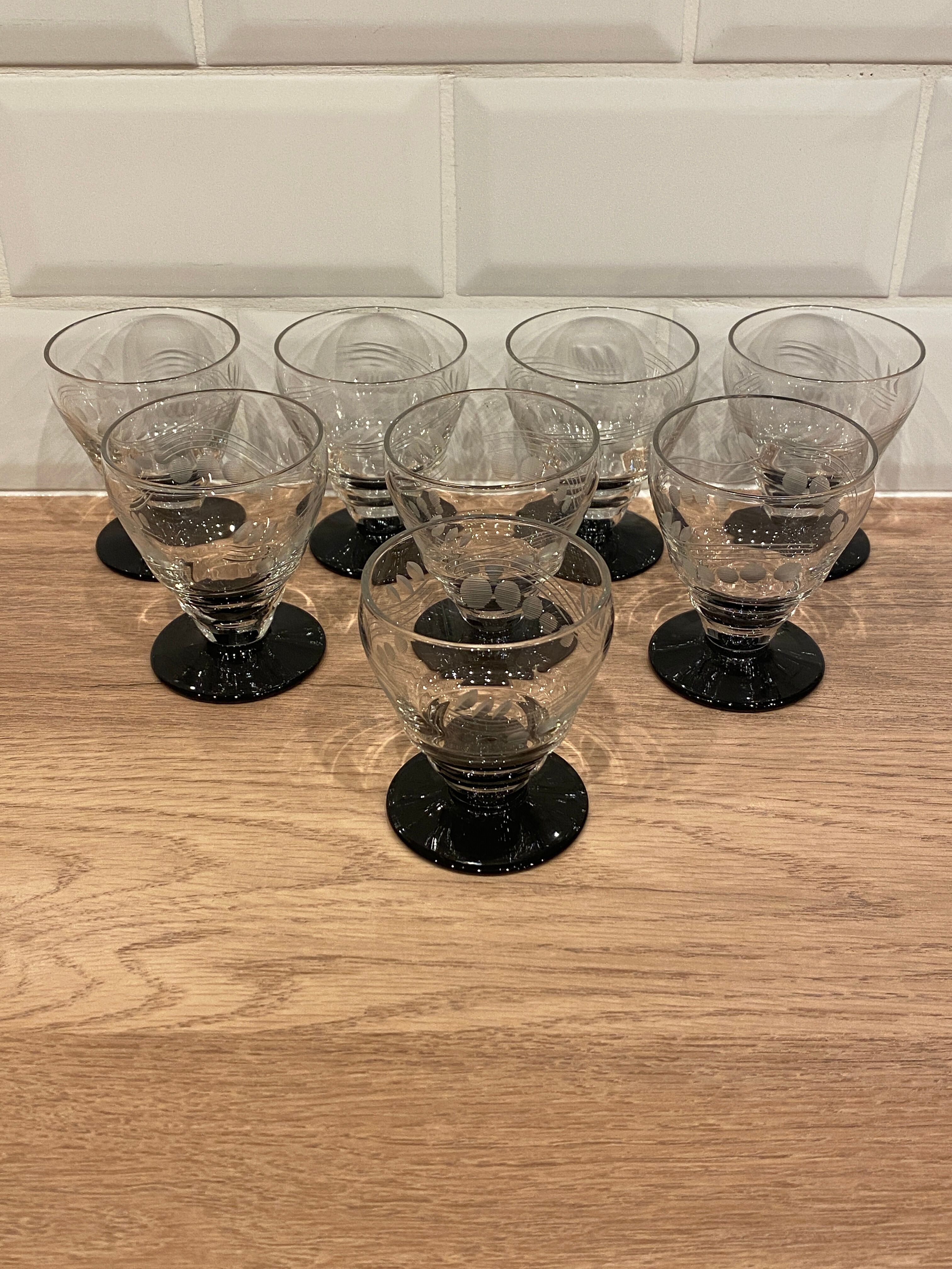 Set of 8 retro wine glasses in engraved glass