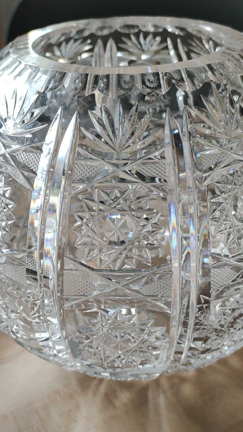 Vase shaped ball in carved Bohemian crystal. Star motifs, diamond braces, hardwoods. Diam 16 cm