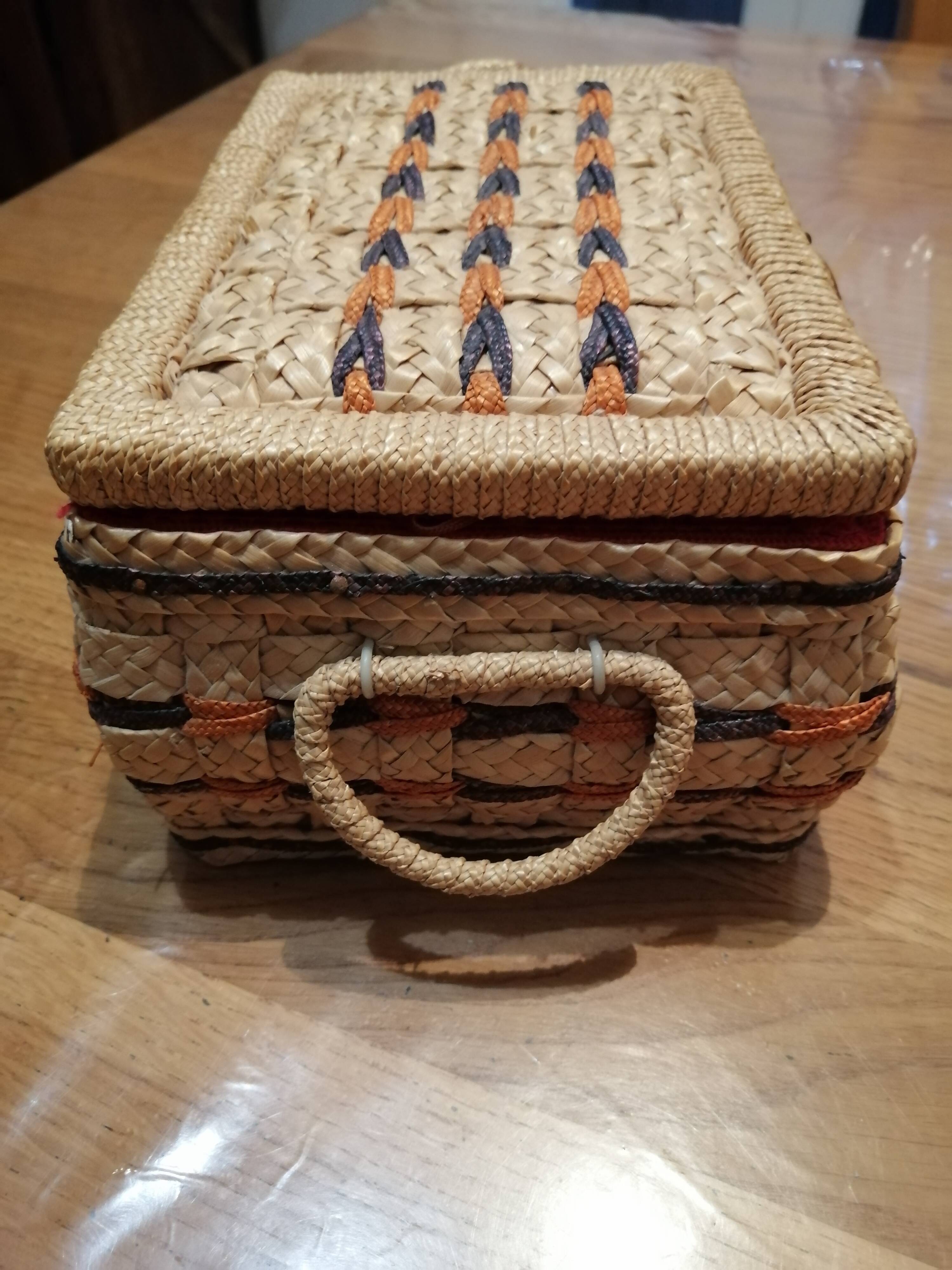 Petite boite a couture en osier vintage