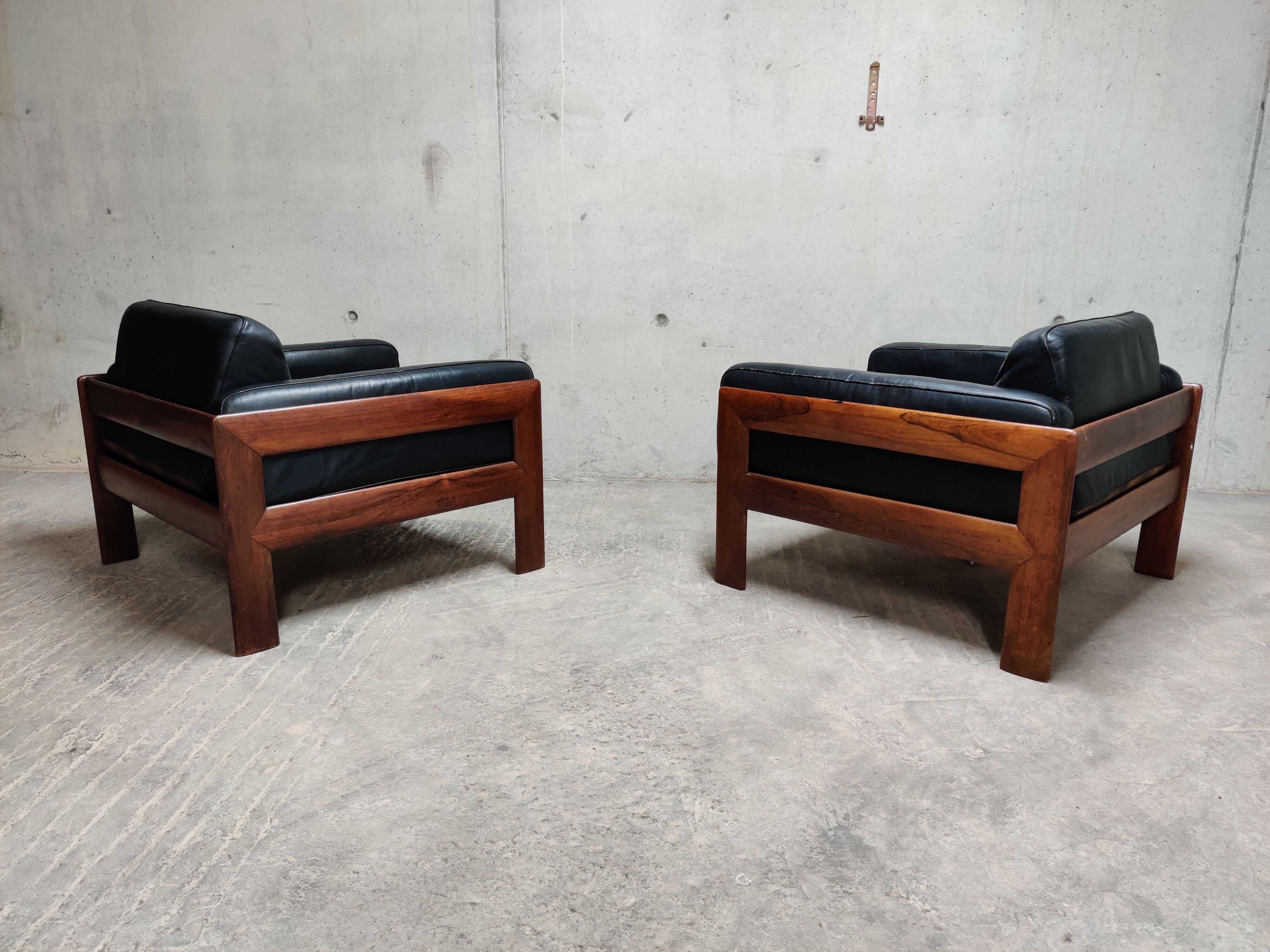 Paire de fauteuils en cuir années 1960