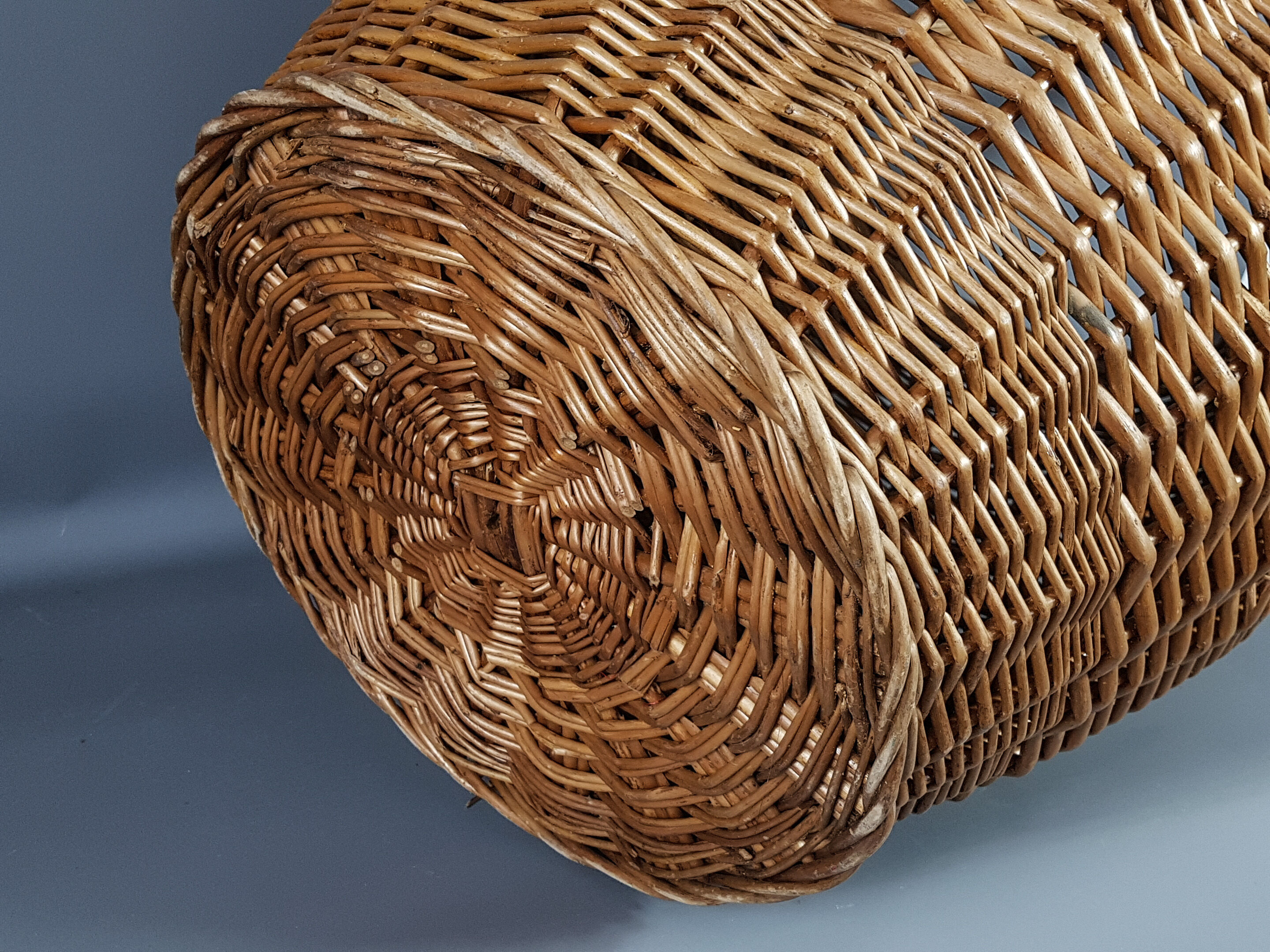 Large basket or basket in vintage rattan 60/70s. Very nice clean state.