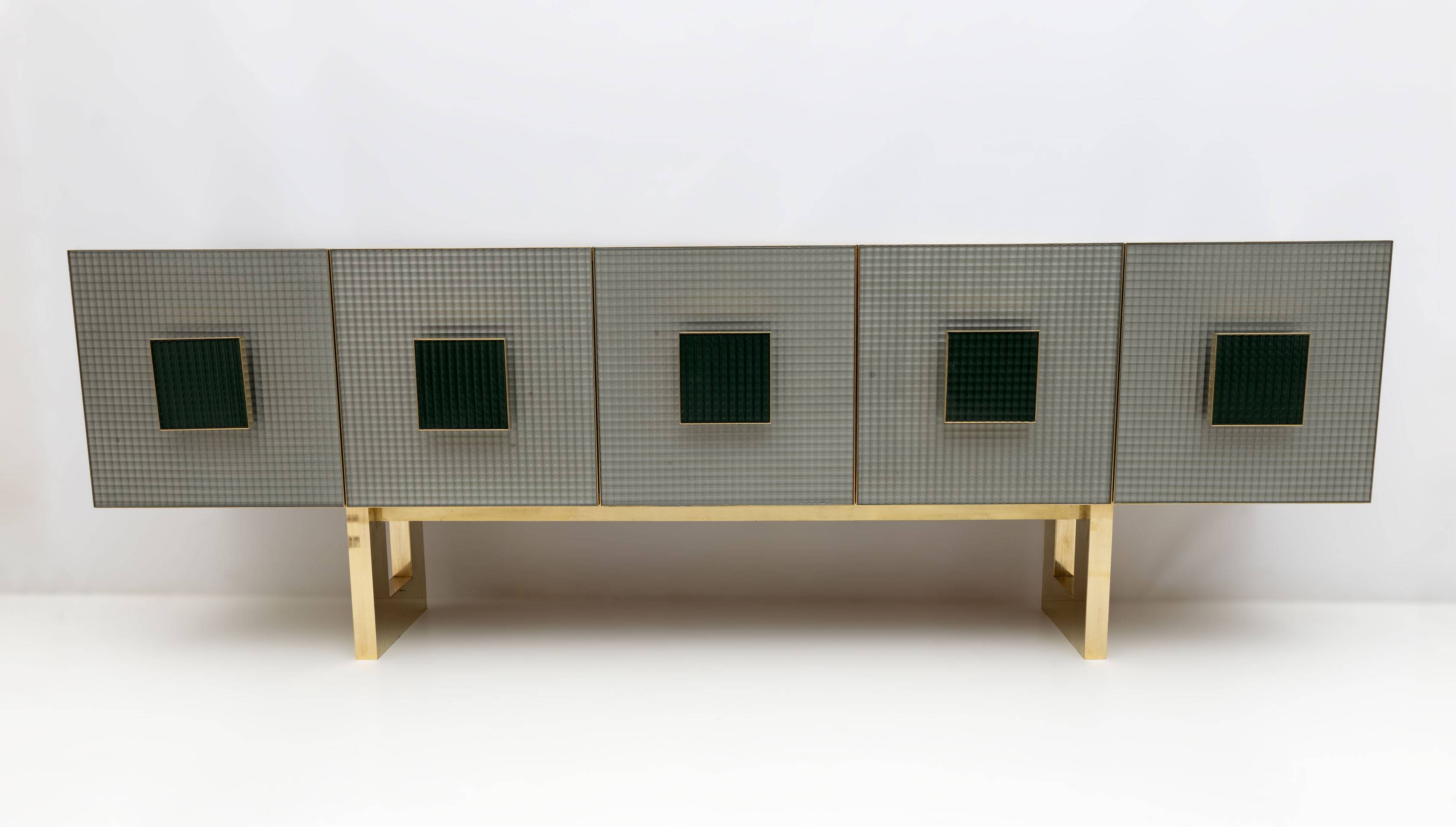 Buffet italien postmoderne en verre coloré et laiton, années 1980