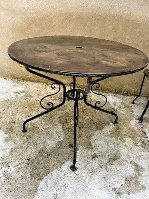 Table d'extérieur en fer forgé et 4 chaises assorties